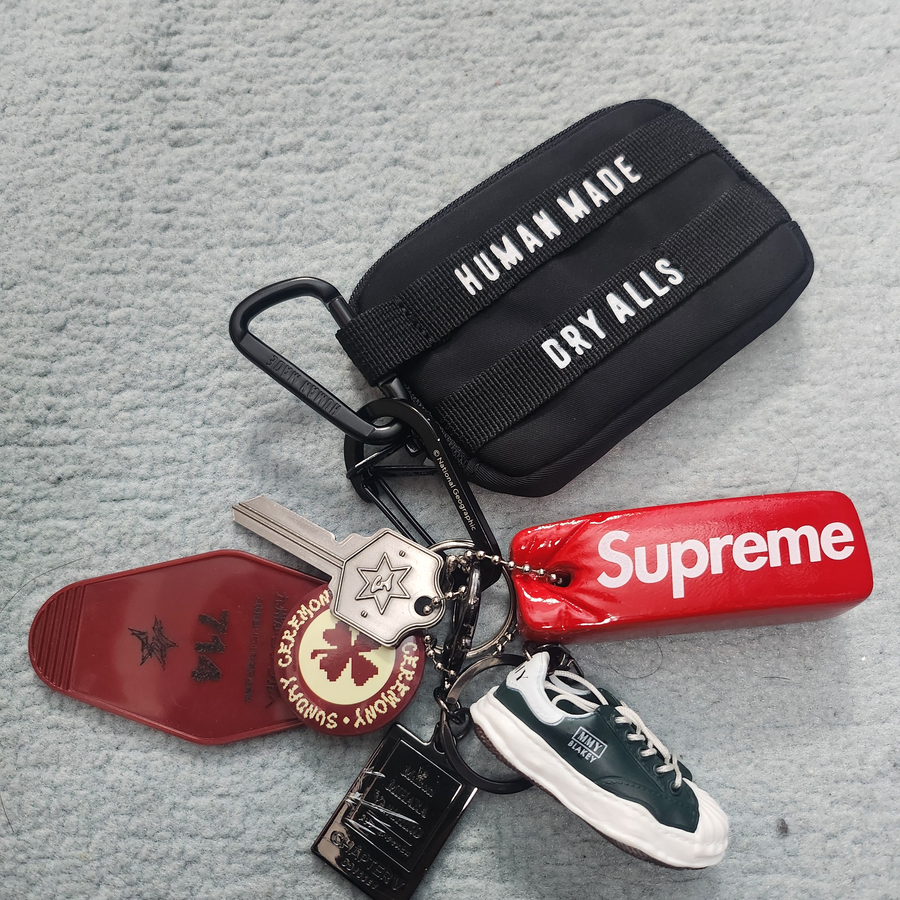 Human Made Military Card Case Black, Odyssey x Maison Mihara Yasuhiro Blakey Keyring Green 착용 스타일