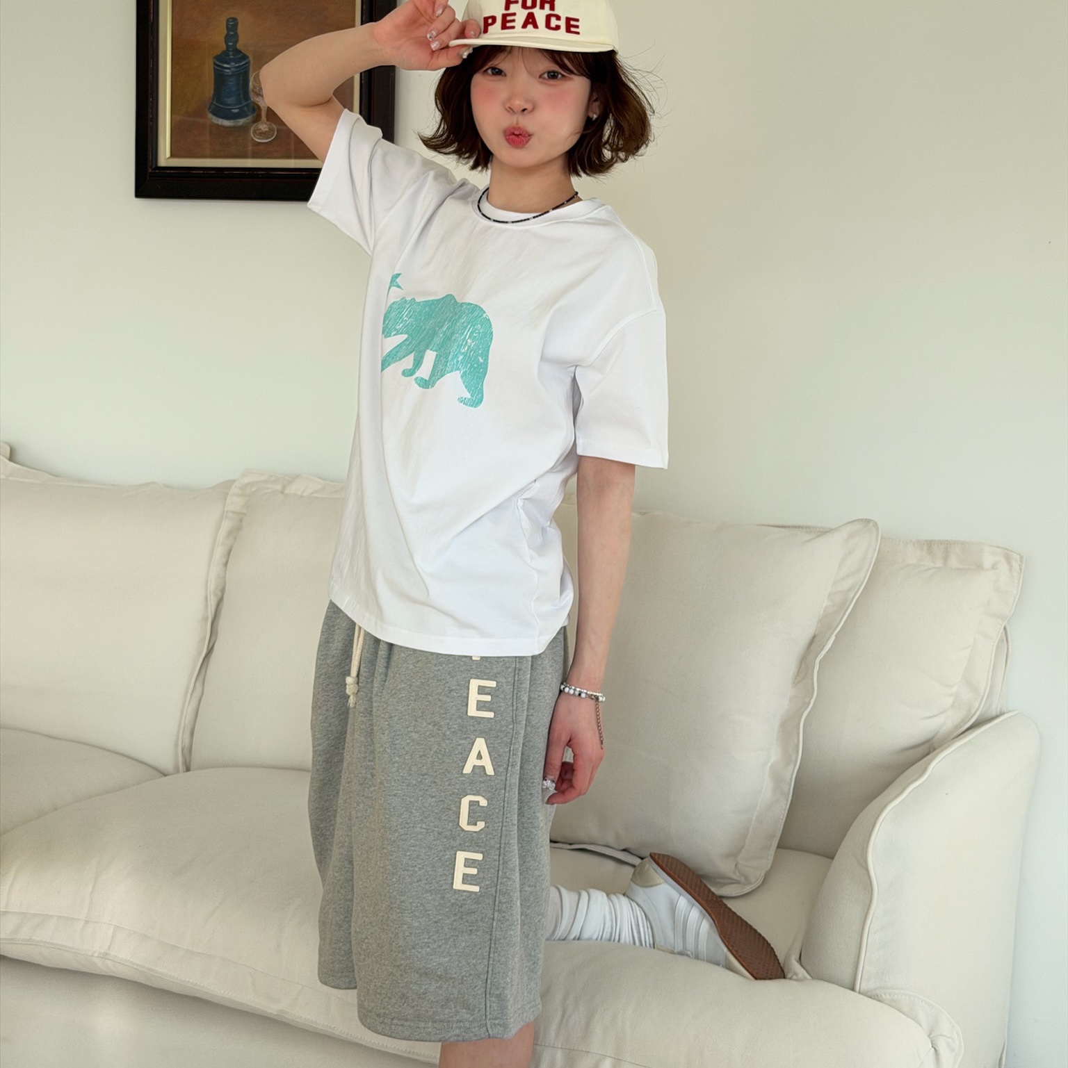 AMOU Cali Bear Half T-Shirts White, AMOU Cali Bear Half T-Shirts Gray 착용 스타일 - 1