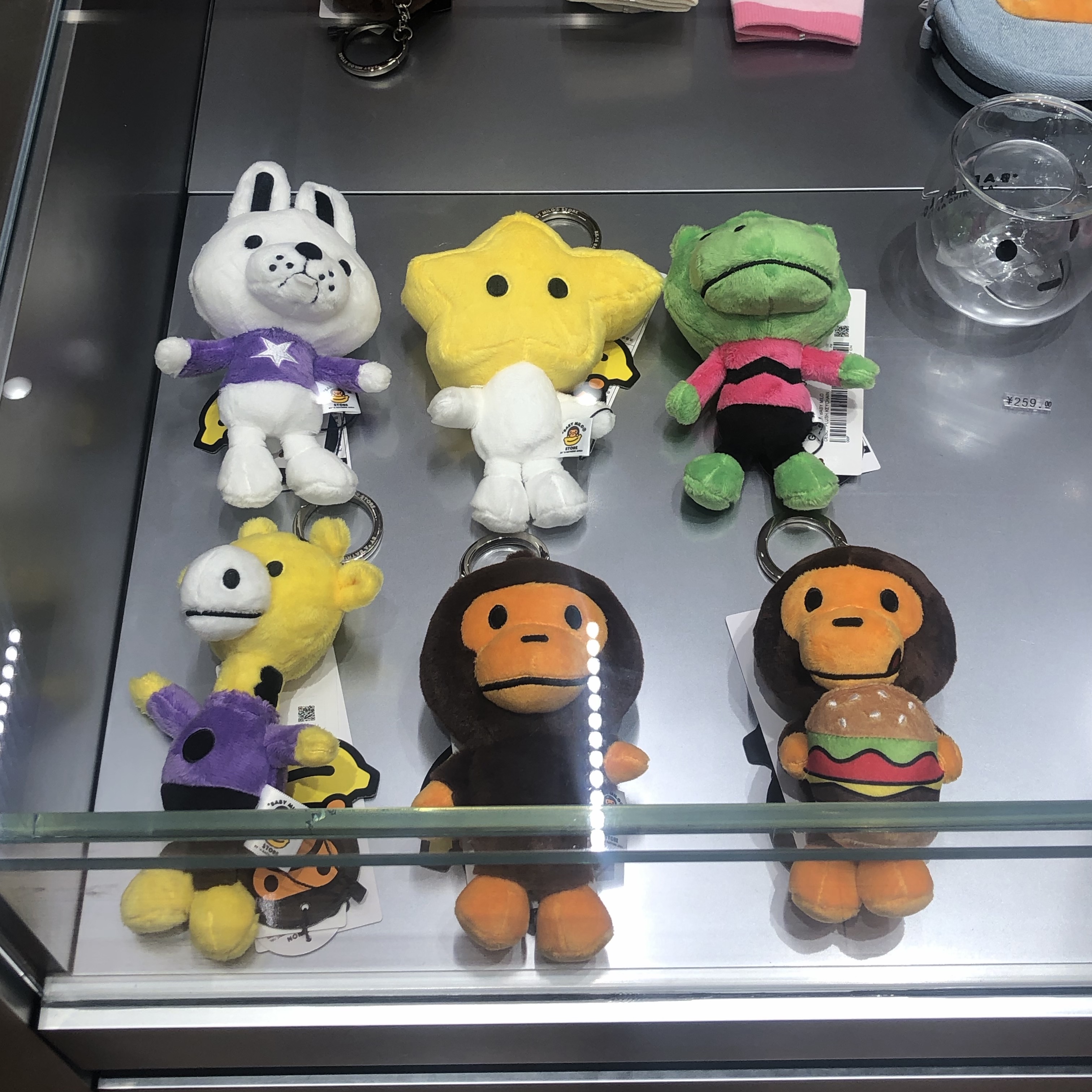 BAPE Alii Plush Doll Keychain Yellow 착용 스타일