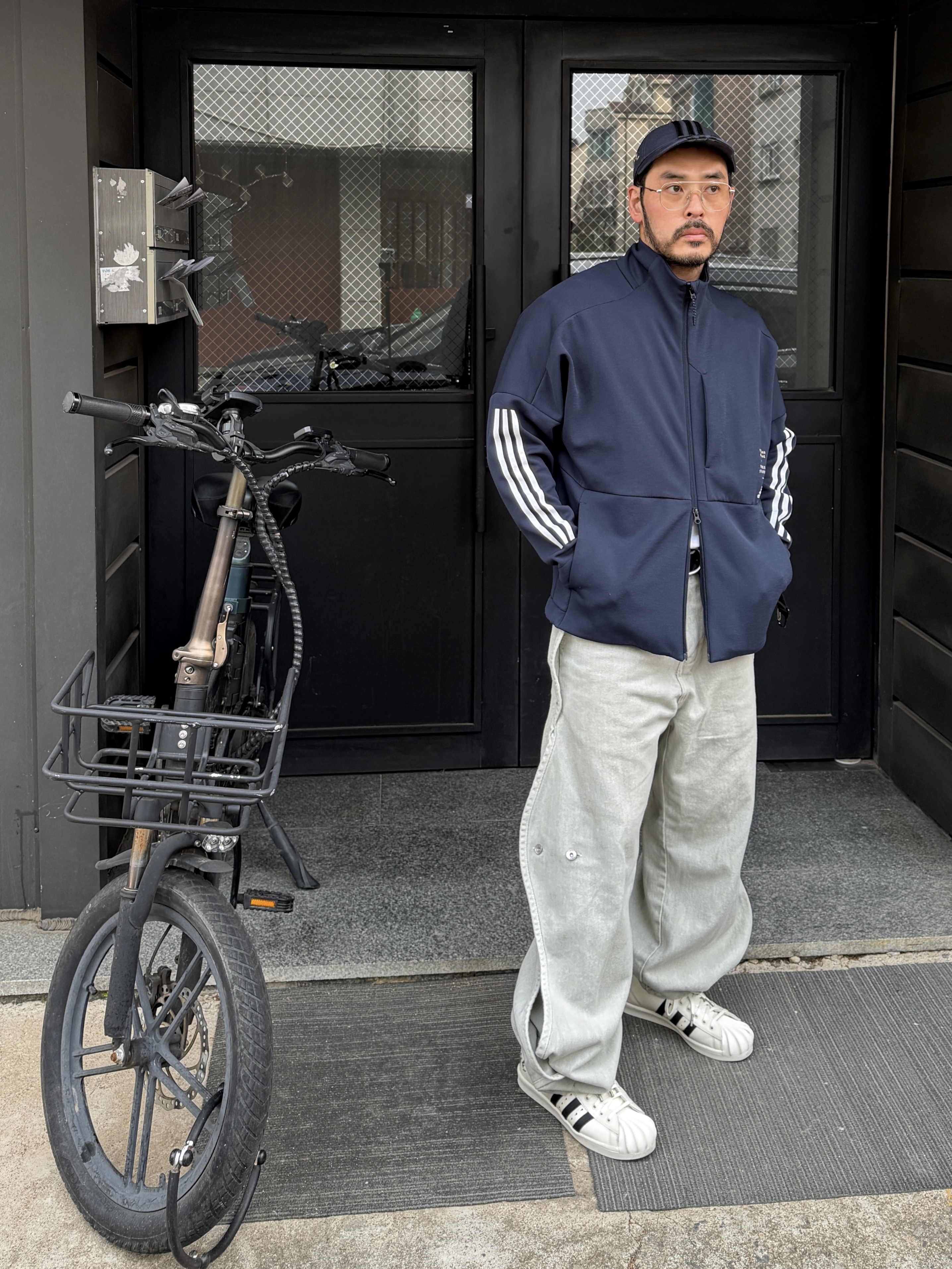 Adidas x Thug Club Superstar Boot Luxe Off White Core Black, Adidas x Thug Club Sword Cap Night Indigo 착용 스타일 - 2