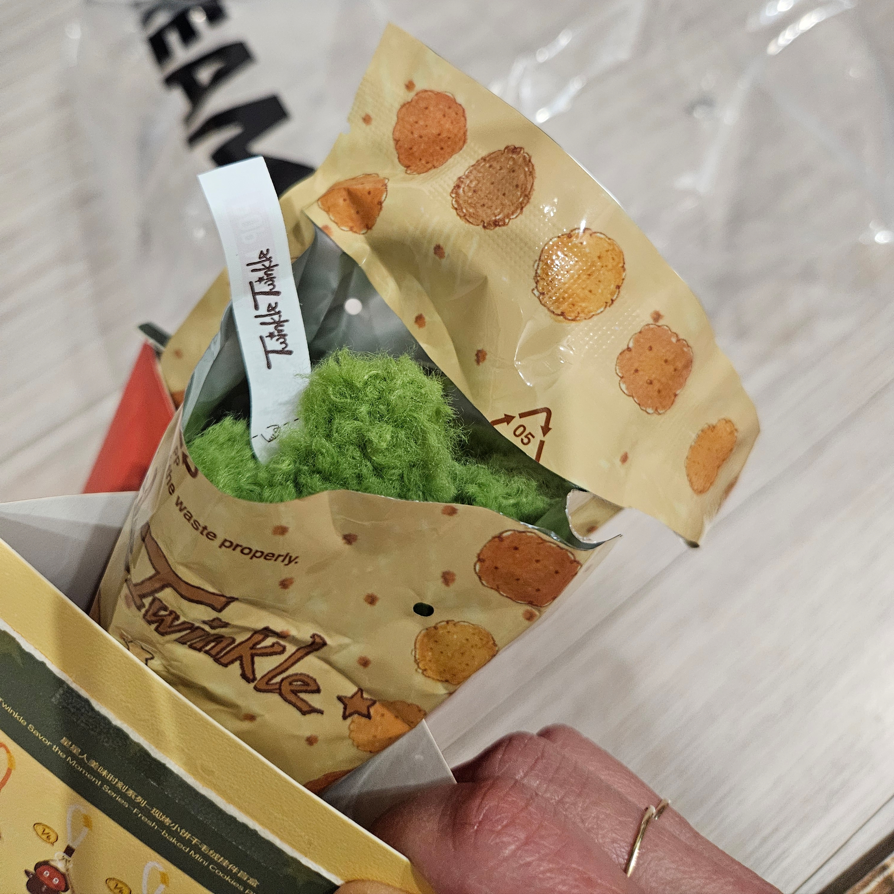 Pop Mart Twinkle Twinkle Savor the Moment Series-Fresh-Baked Mini Cookies Plush Pendant Matcha Crisp (Opened Case) 착용 스타일 - 2