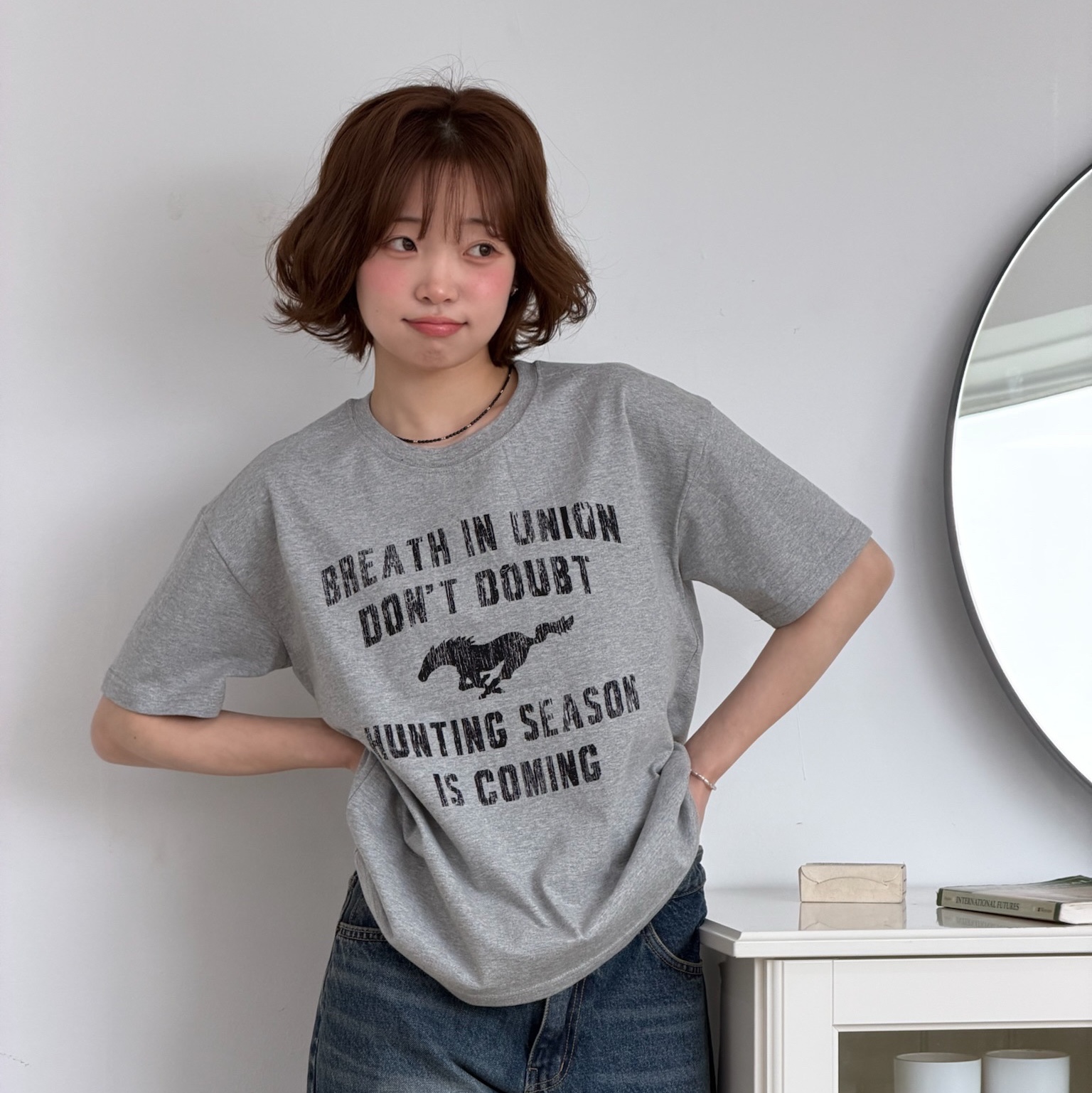 AMOU Vintage Horse Half T-Shirts Gray, AMOU Vintage Horse Half T-Shirts White 착용 스타일 - 2