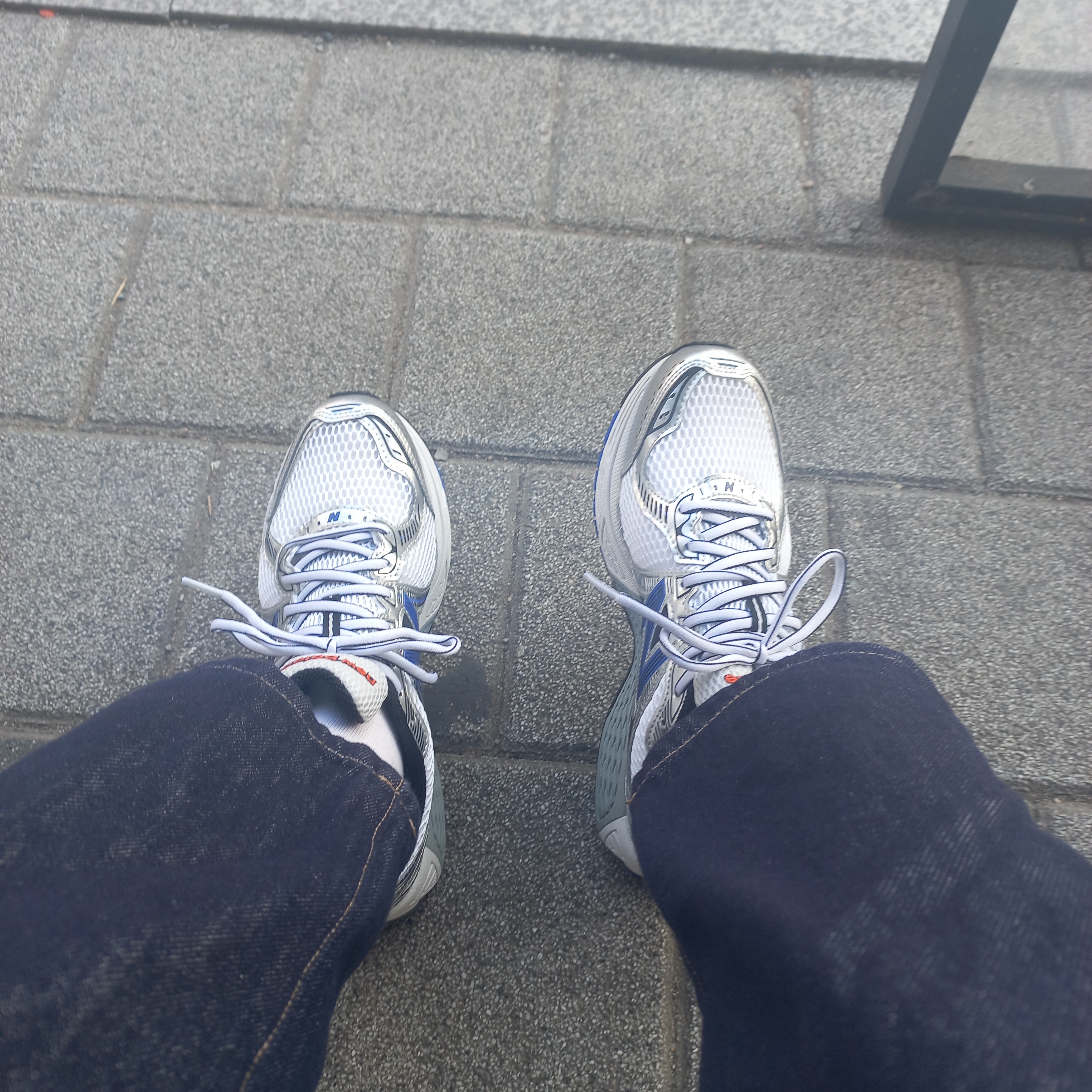 New Balance 860v2 Metallic Silver 착용 스타일 - 1