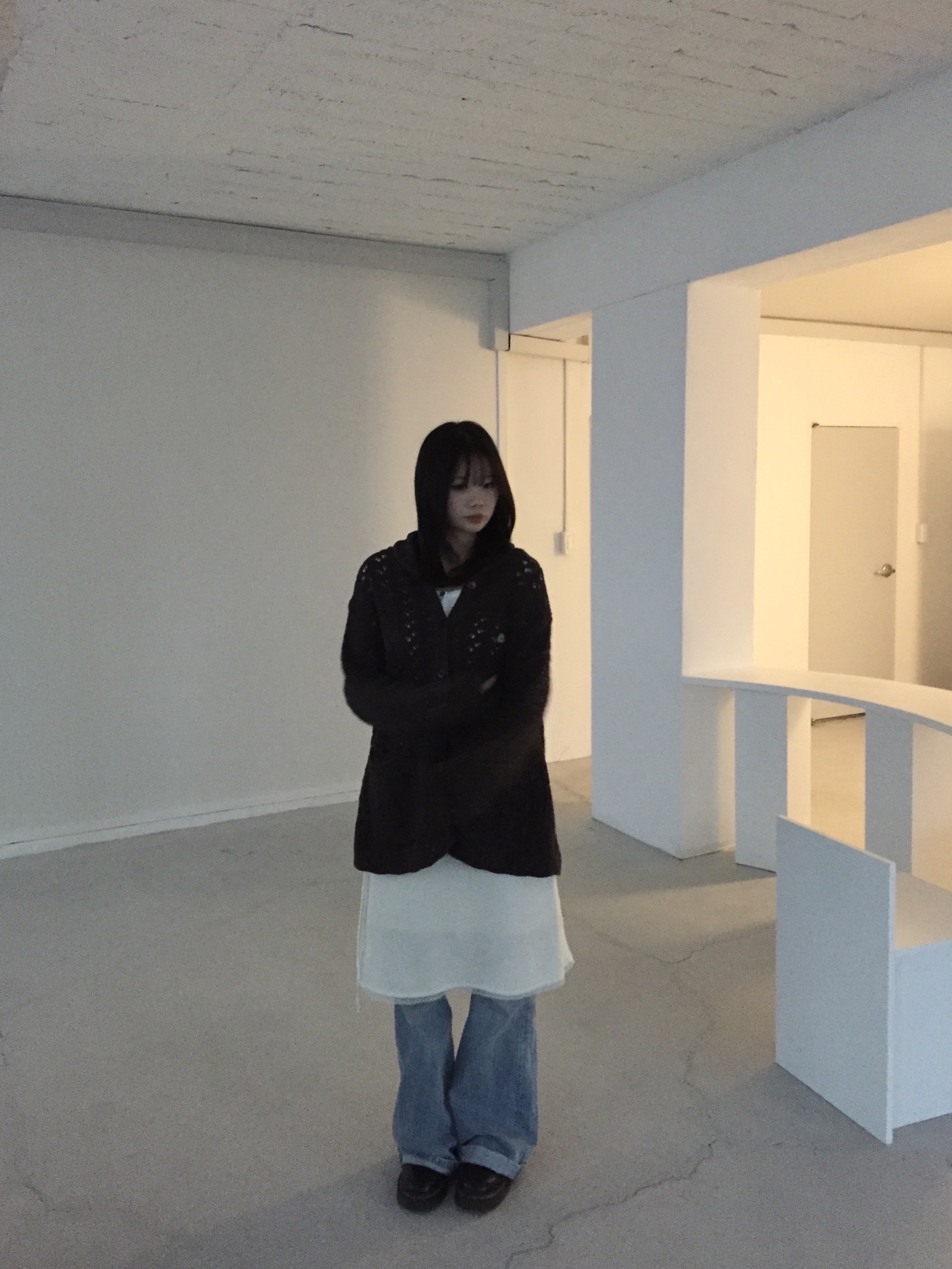 (W) Coyseio Wave Knit Cardigan Dark Brown 착용 스타일 - 1