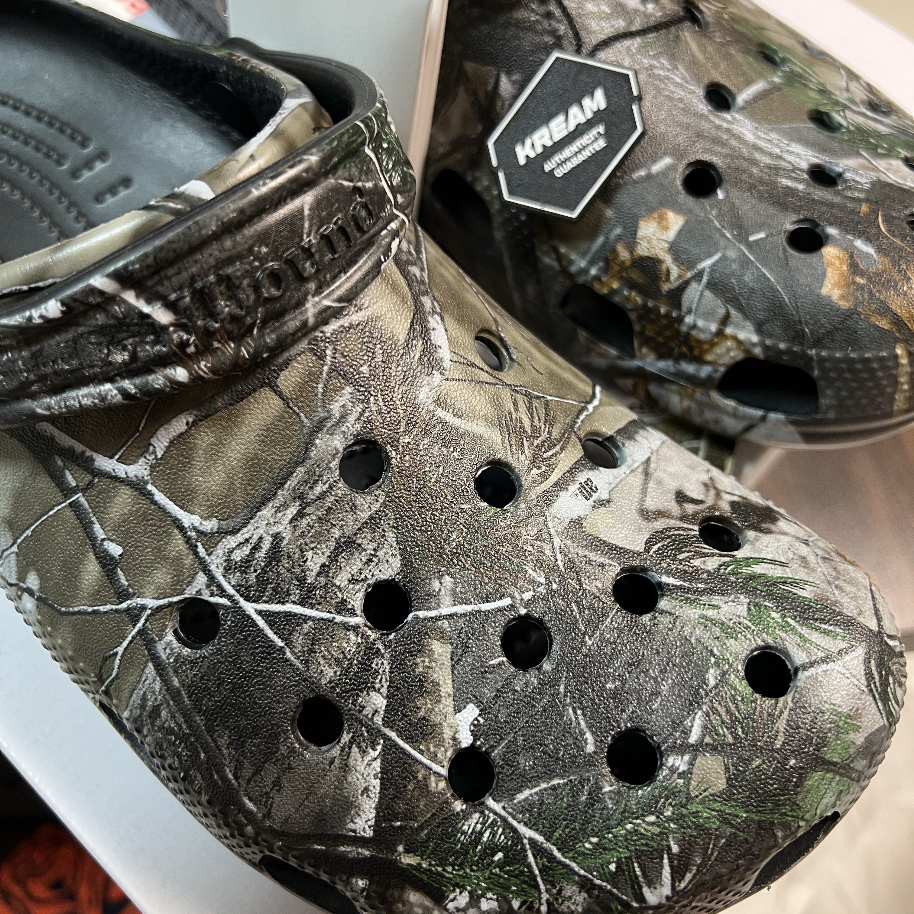 Crocs x JJJJound Classic Clog Realtree Black 착용 스타일 - 1