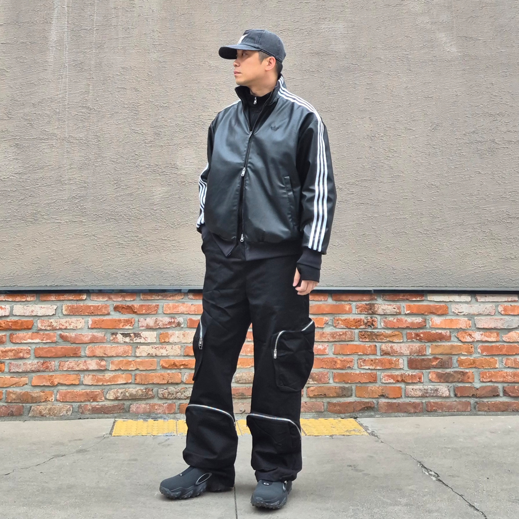 Oakley Edge Icon Blackout, Adidas Pleather 3S Track Top Black - KR Sizing 착용 스타일 - 1