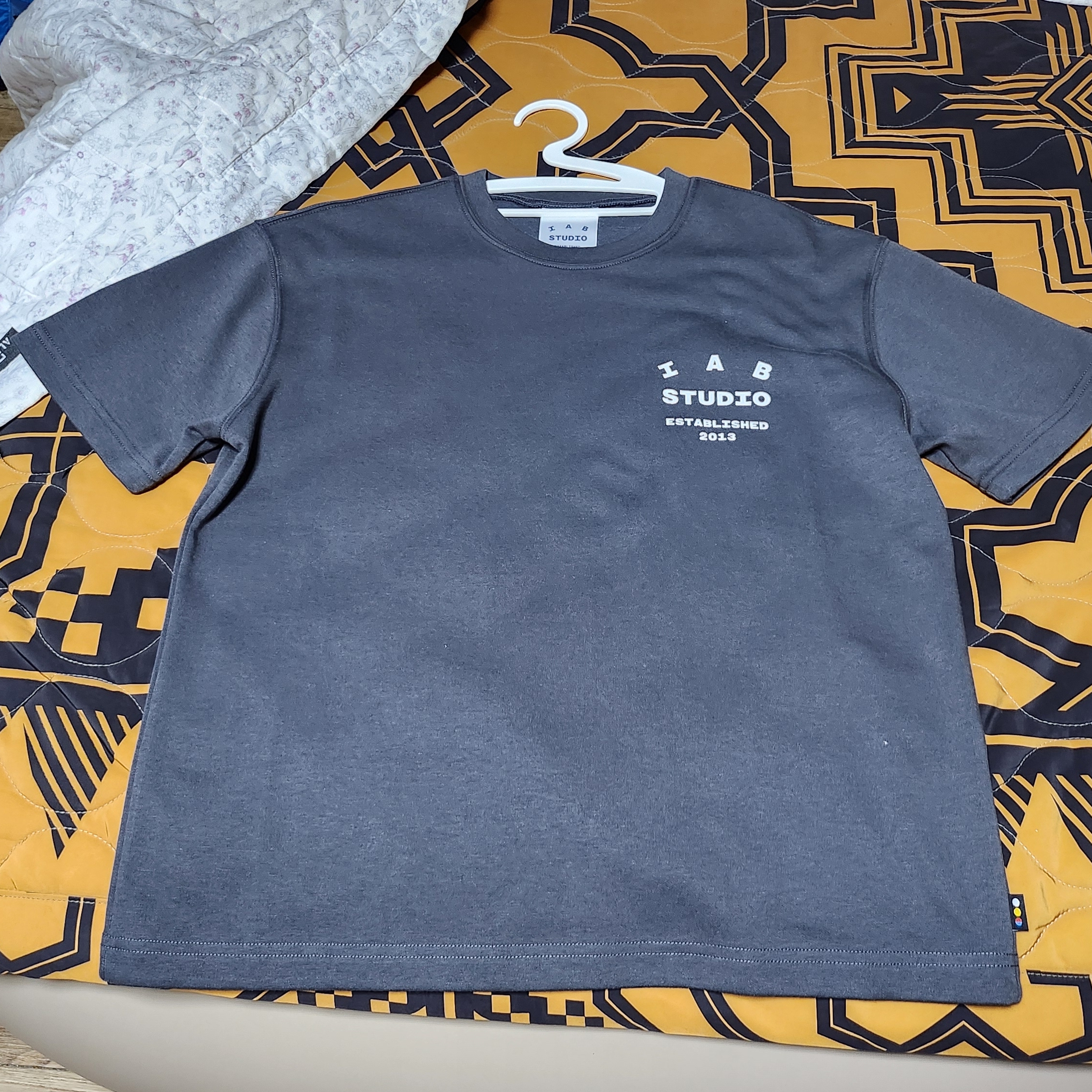 IAB Studio 26 IAB T-Shirt White Navy, IAB Studio 26 IAB T-Shirt Charcoal White 착용 스타일 - 4