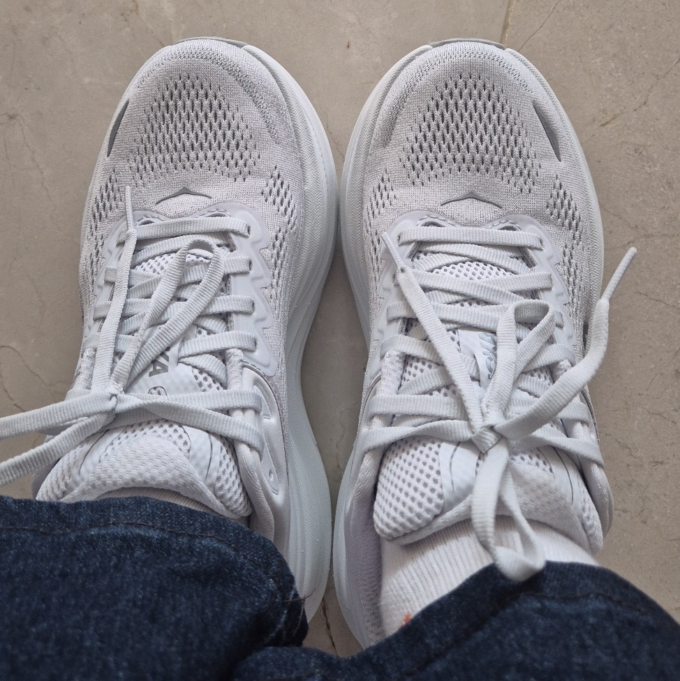 (W) Hoka Bondi 9 Stardust Silver - Wide 착용 스타일