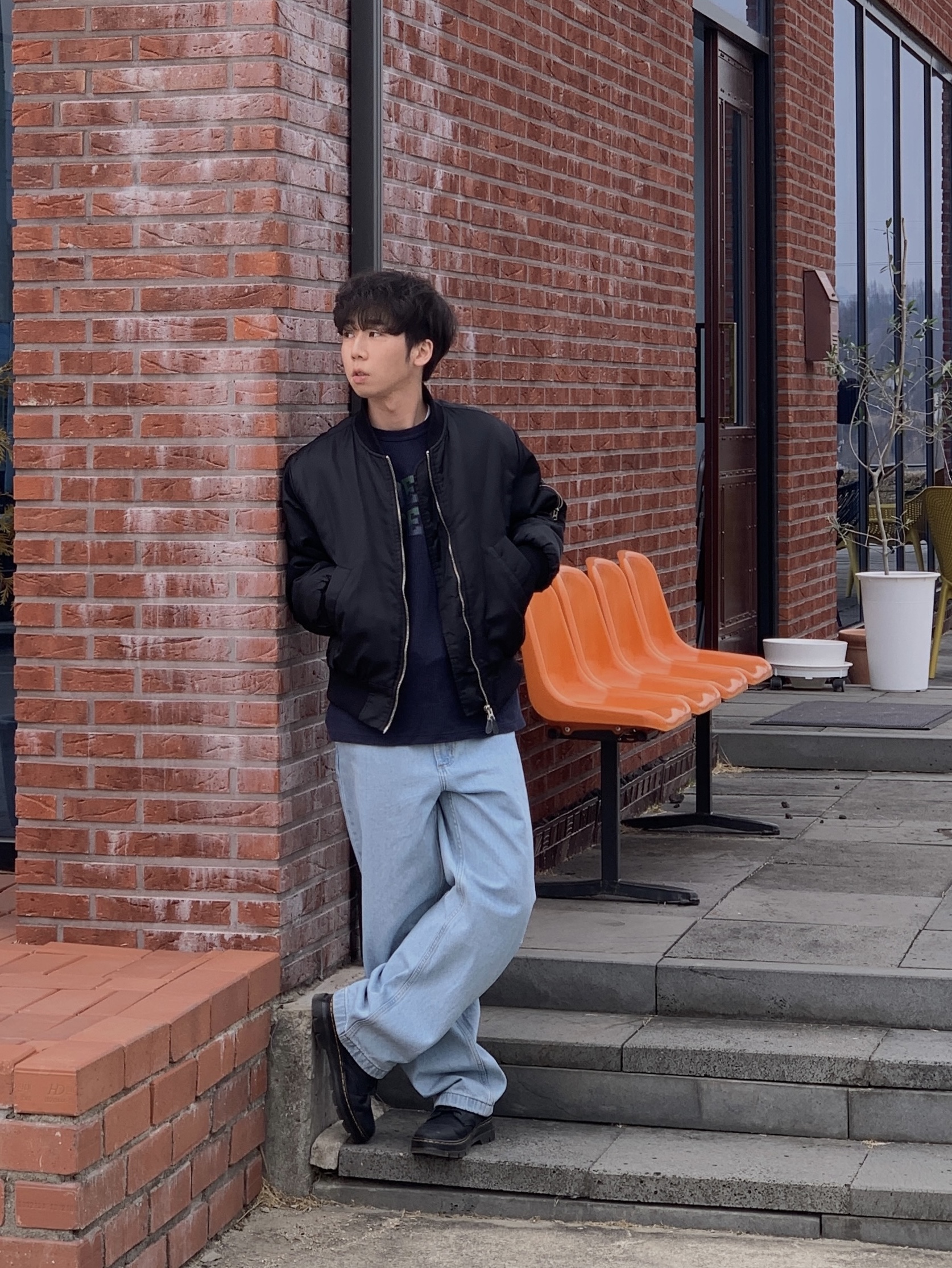 Carhartt WIP Brandon Pants Blue Heavy Stone Bleached, Dr. Martens Reeder Wyoming Leather Utility Shoes Black 착용 스타일 - 2