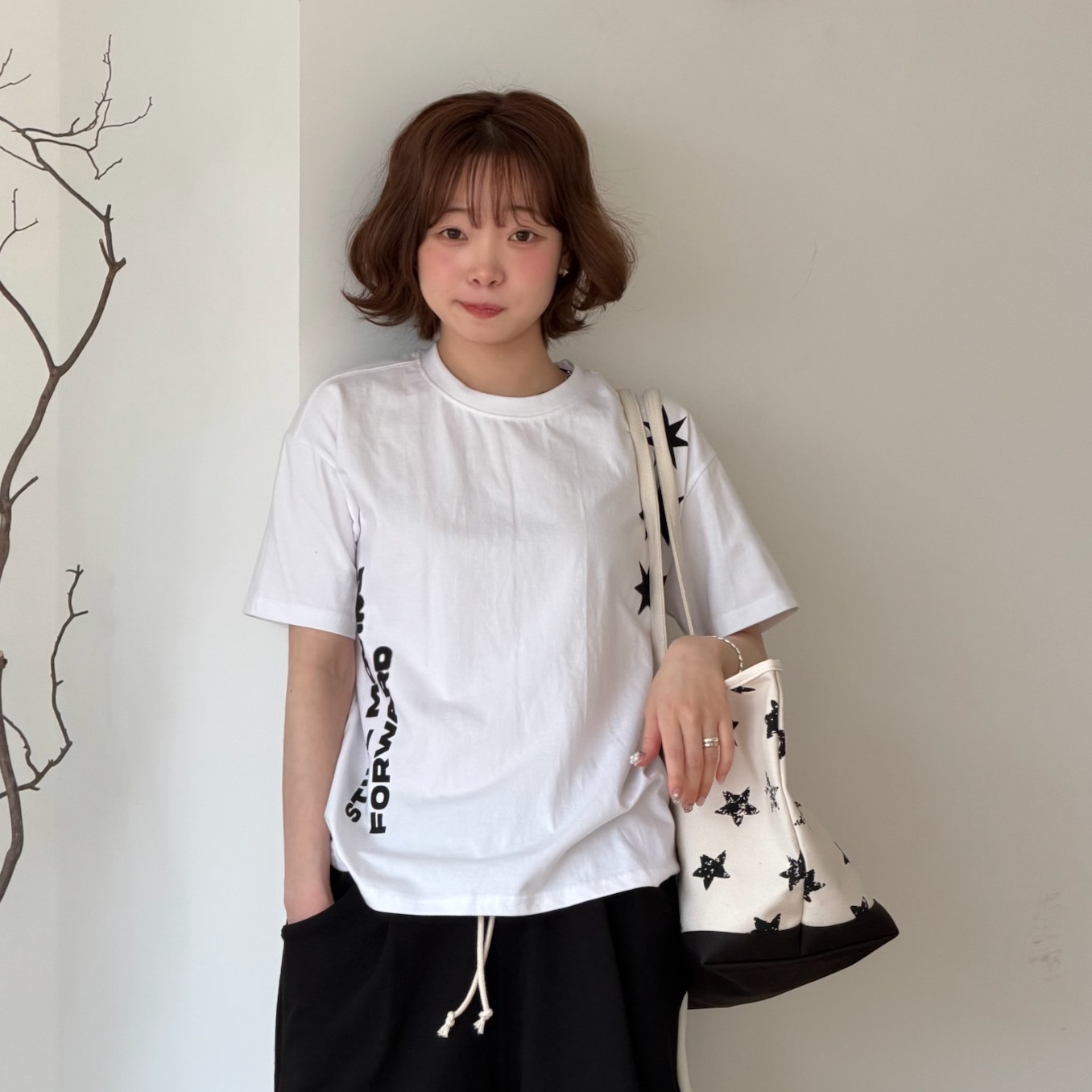 AMOU Molly One Tuck Bermuda Pants Black, AMOU Molly One Tuck Bermuda Pants Gray 착용 스타일 - 7
