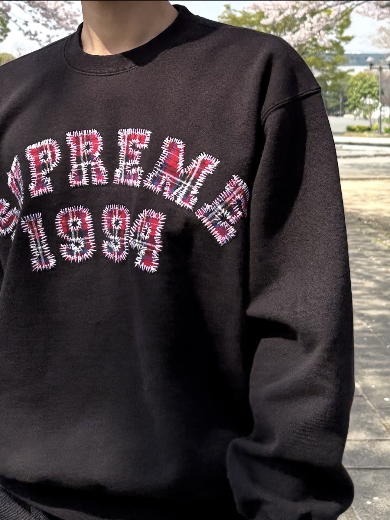 Supreme Plaid Arc Crewneck Black - 26SS 착용 스타일