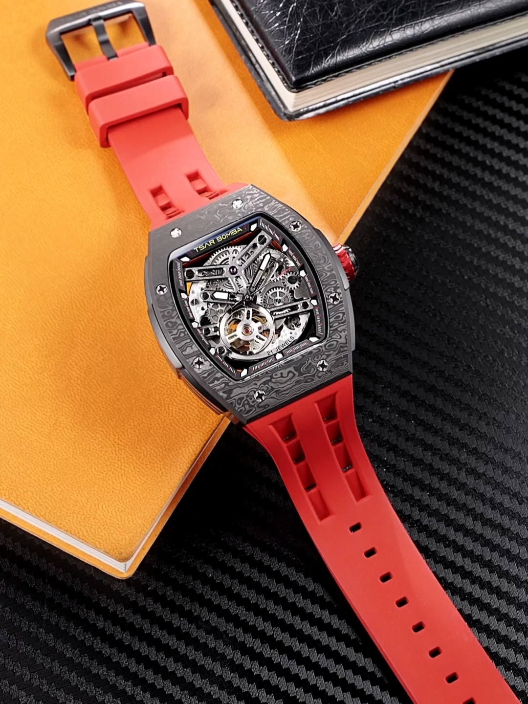 Tsar Bomba Elemental-Carbon Fiber Automatic  TB8228CF-02 Fashion Red 착용 스타일