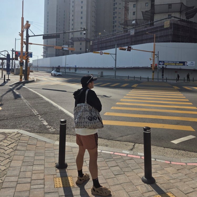 Alo Yoga Iconic Shopper Tote Bag Grey Tiedye, UVU Insignia Zipped Hoodie Black 착용 스타일