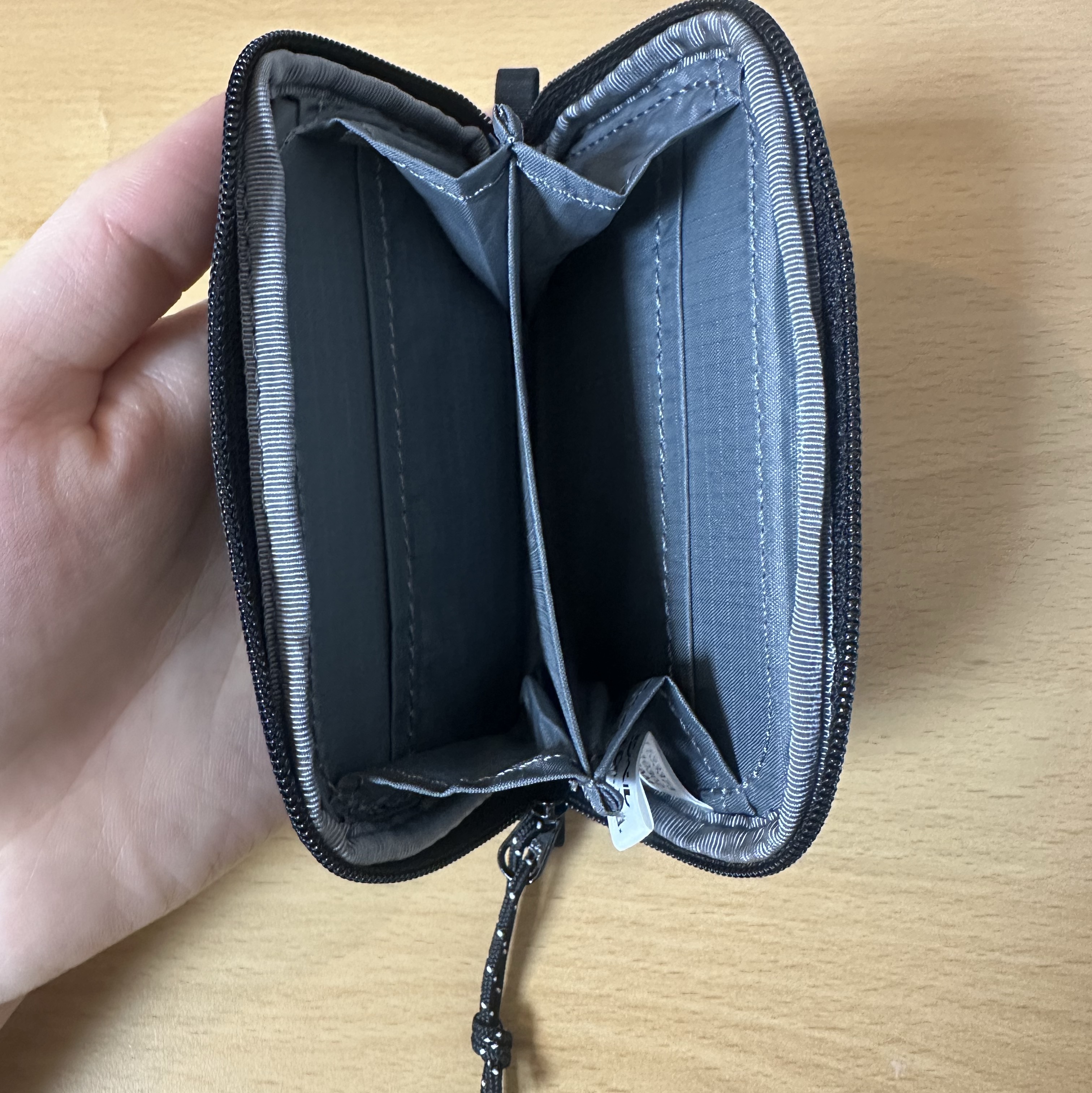 Montbell Mini Zip Wallet Black 착용 스타일 - 2