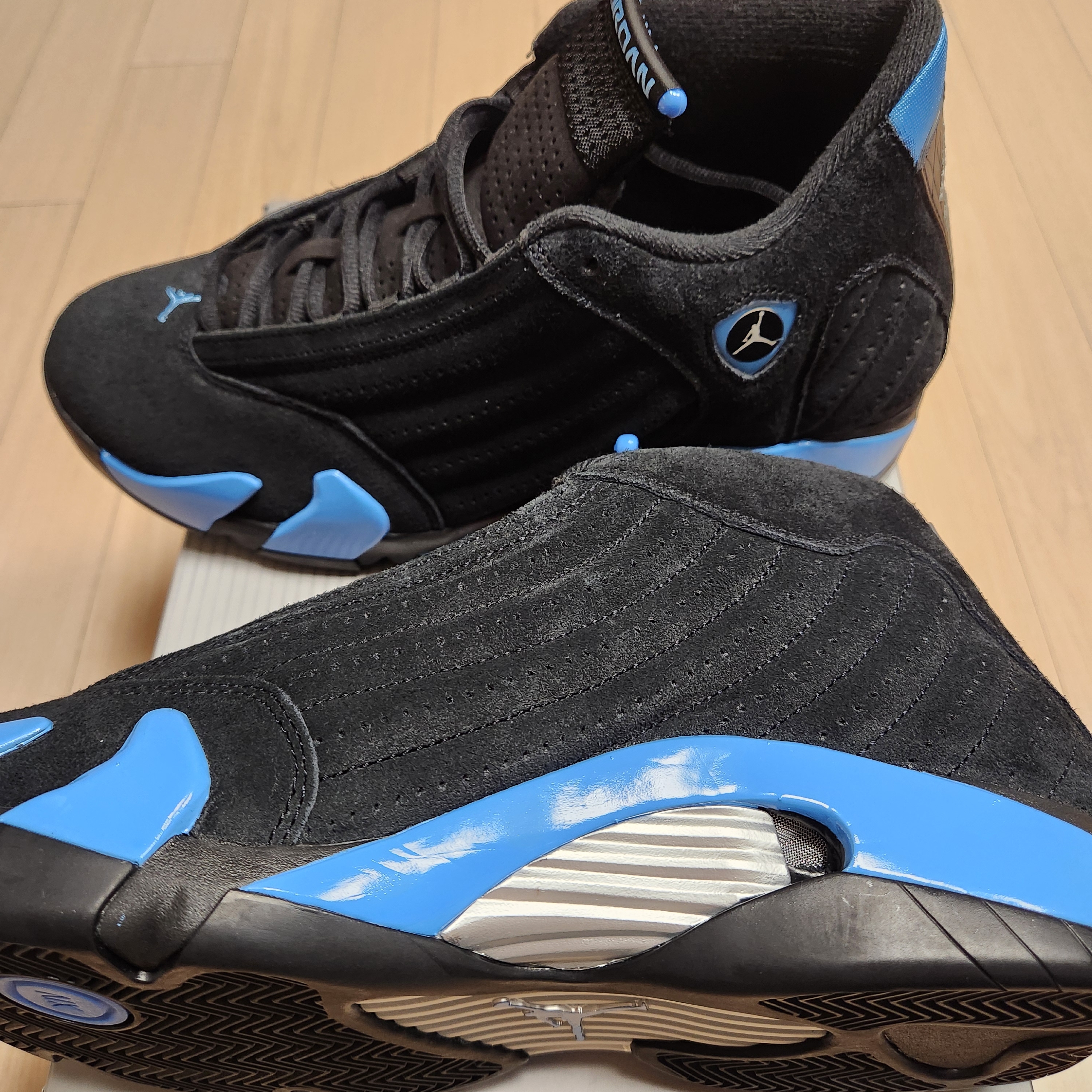 Jordan 14 Retro Black and University Blue 착용 스타일 - 7