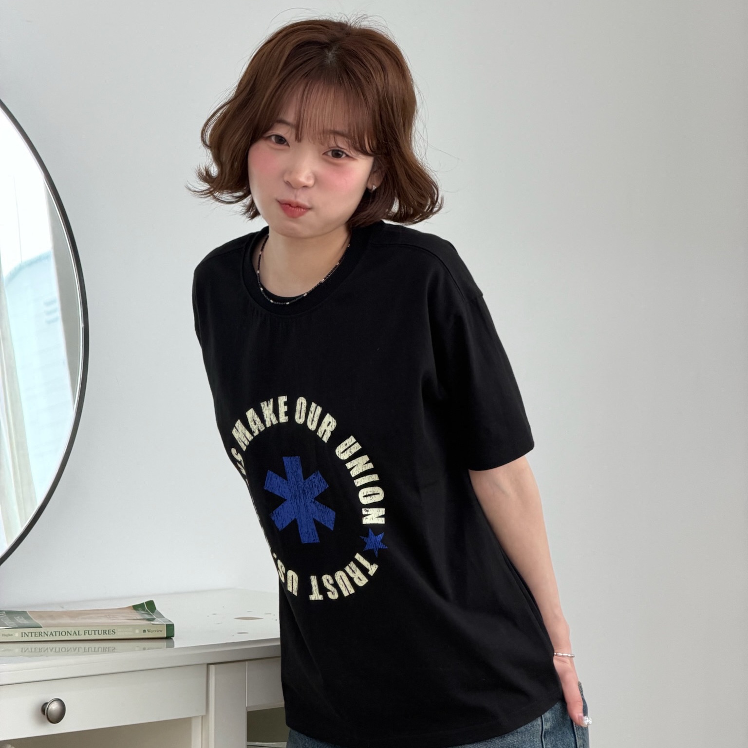 AMOU Lettering Circle Half T-Shirts Black, AMOU Lettering Circle Half T-Shirts White 착용 스타일 - 2