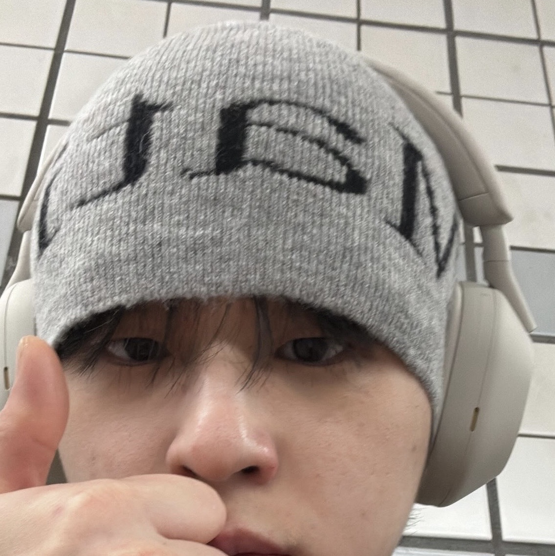 Matin Kim Logo Jacquard Short Beanie Grey 착용 스타일 - 3