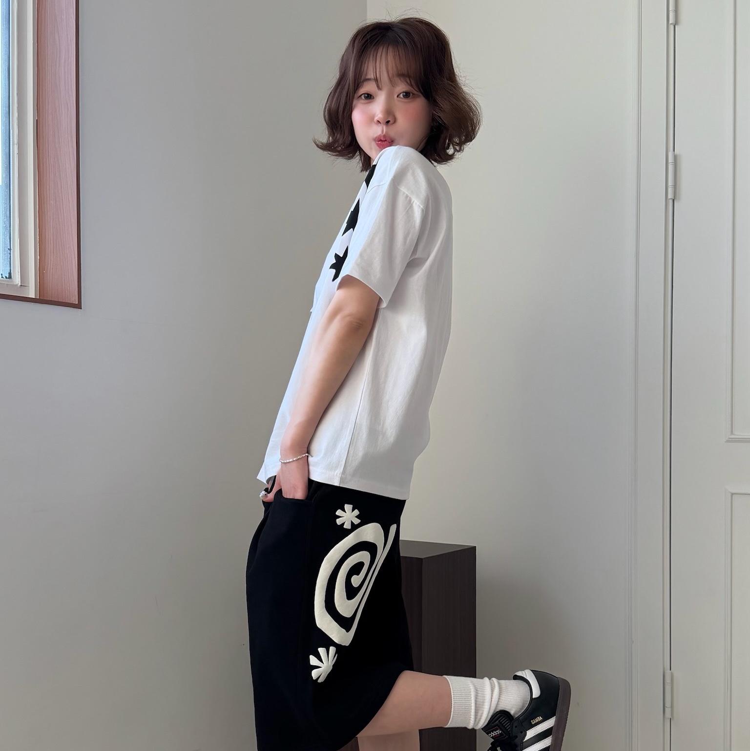 AMOU Molly One Tuck Bermuda Pants Black, AMOU Molly One Tuck Bermuda Pants Gray 착용 스타일 - 3