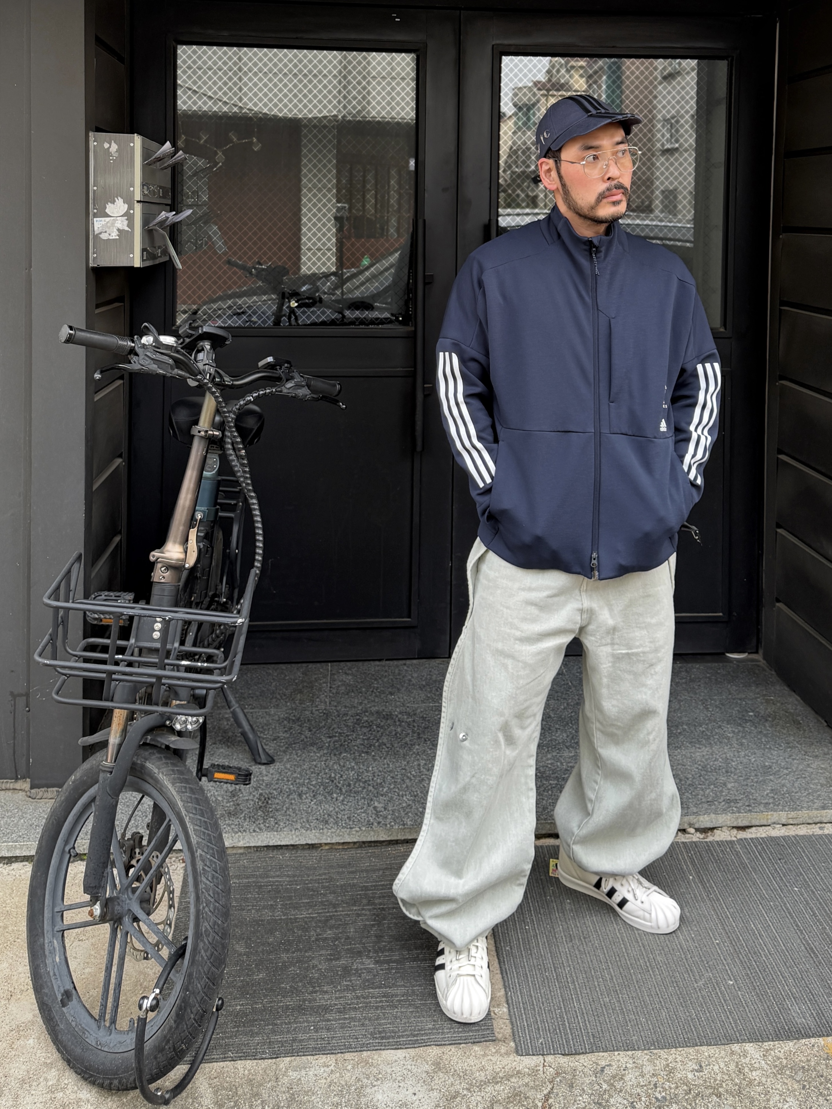 Adidas x Thug Club Superstar Boot Luxe Off White Core Black, Adidas x Thug Club Sword Cap Night Indigo 착용 스타일 - 3