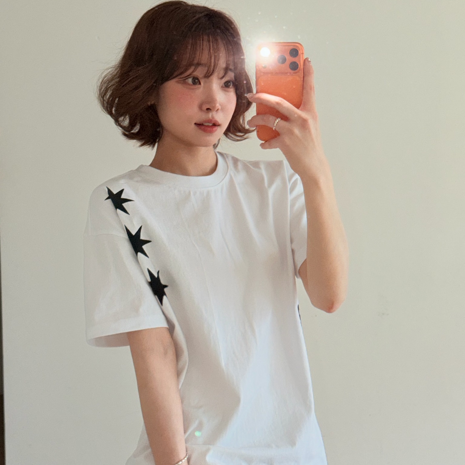 AMOU Molly One Tuck Bermuda Pants Black, AMOU Molly One Tuck Bermuda Pants Gray 착용 스타일 - 4