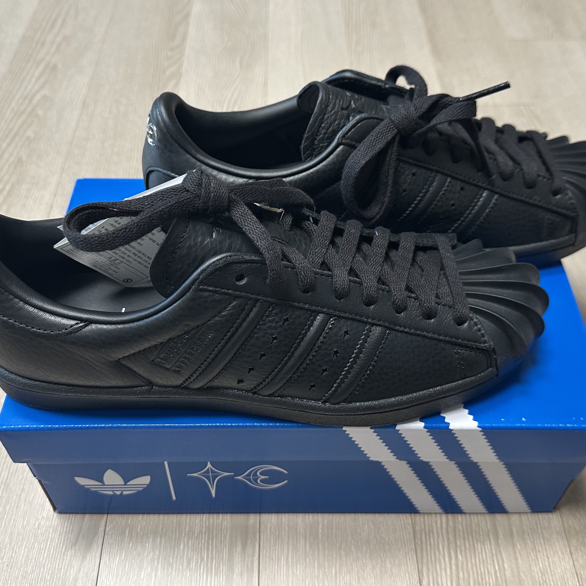 Adidas x Thug Club Superstar Vintage Core Black 착용 스타일 - 3