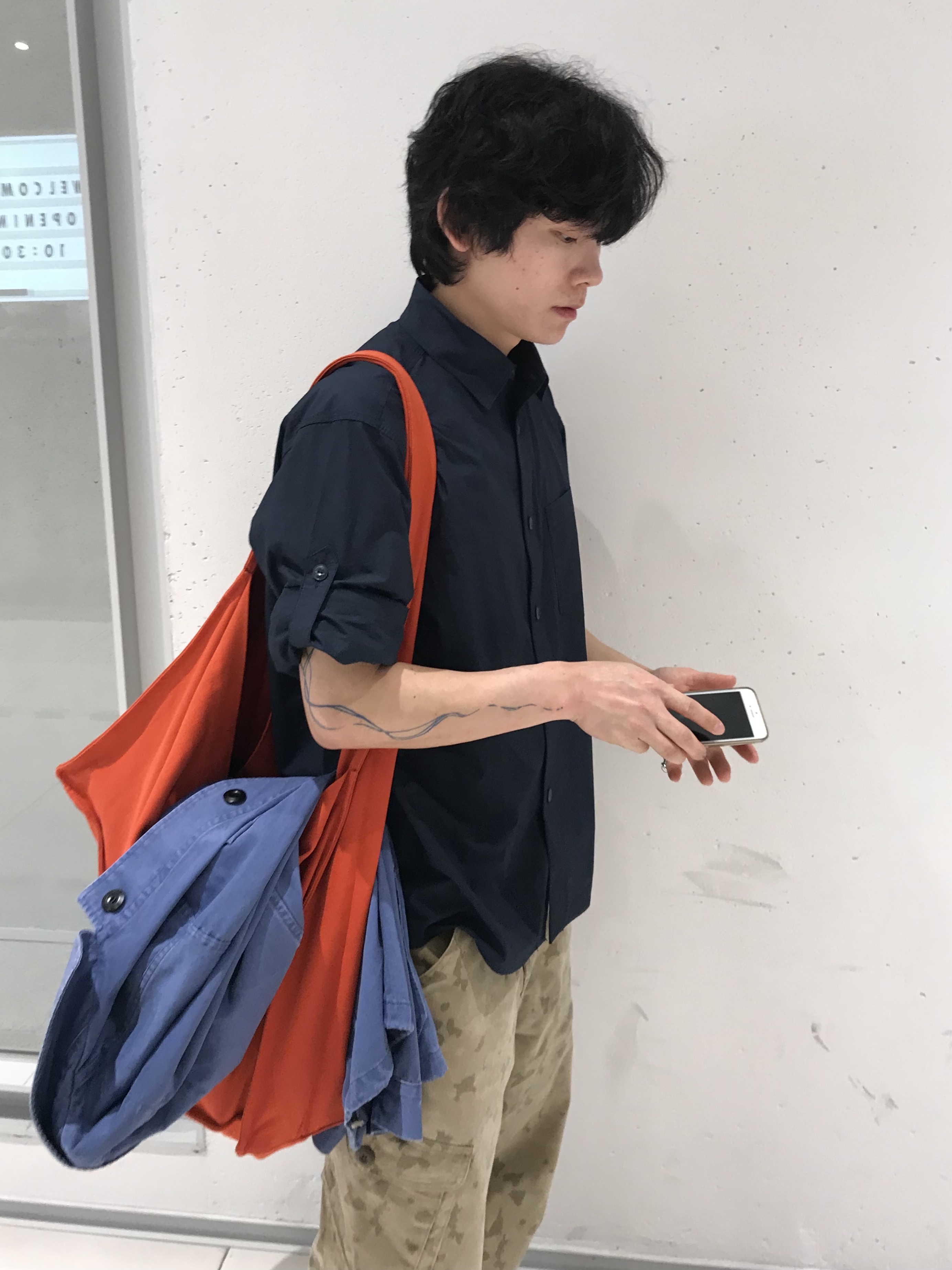 CHOWOO One Pocket Paper Work Shirt Navy, CHOWOO Overlap Pocket Camo Pants Washed Beige 착용 스타일 - 1