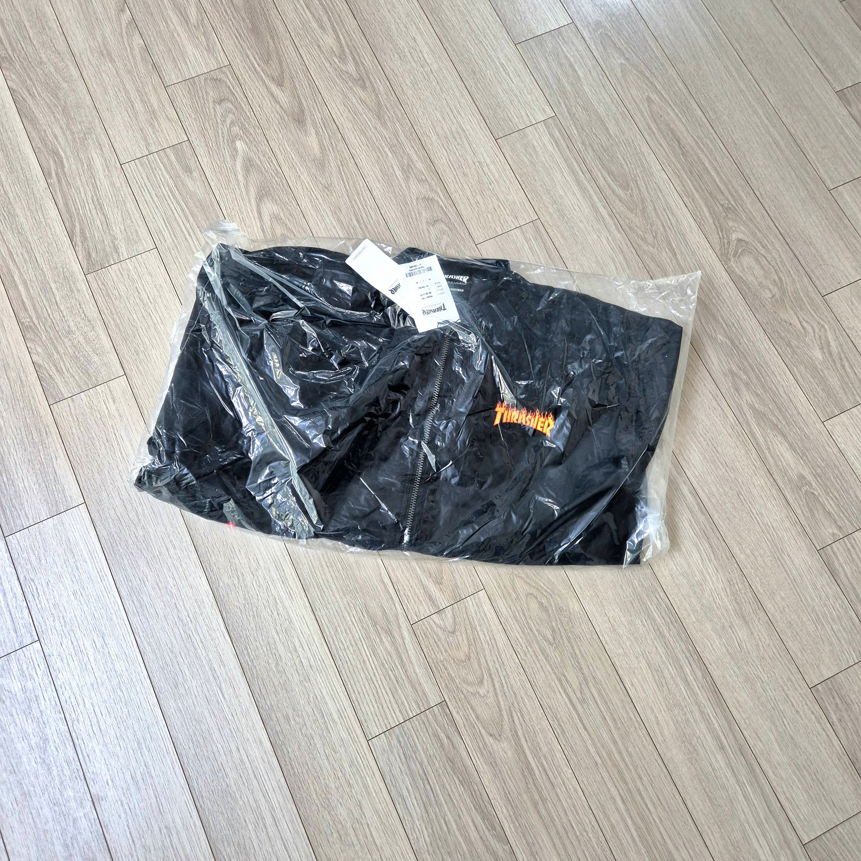 THRASHER Flame Wool Varsity Jacket Black 착용 스타일 - 3