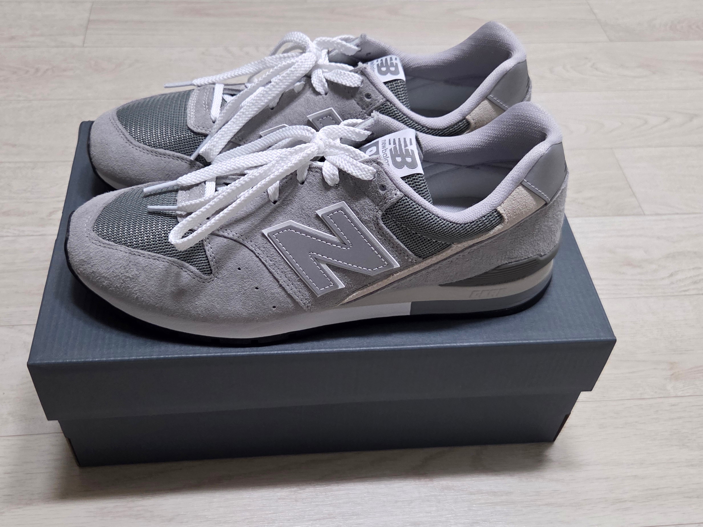 New Balance 992 Made in USA Moonrock Mushroom, New Balance 992 Made in USA Core Black Grey 착용 스타일 - 8