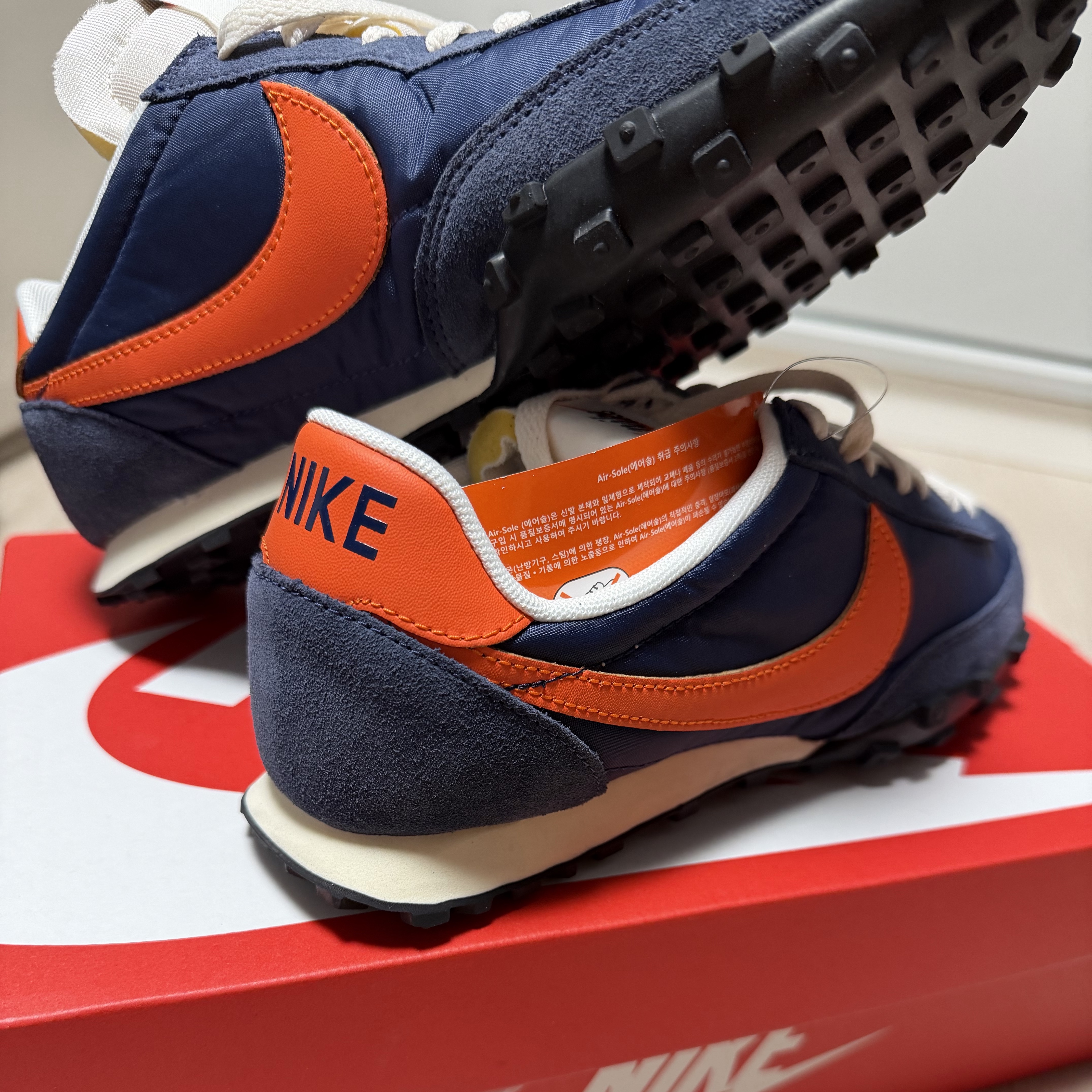Nike Waffle Racer Midnight Navy Safety Orange 착용 스타일