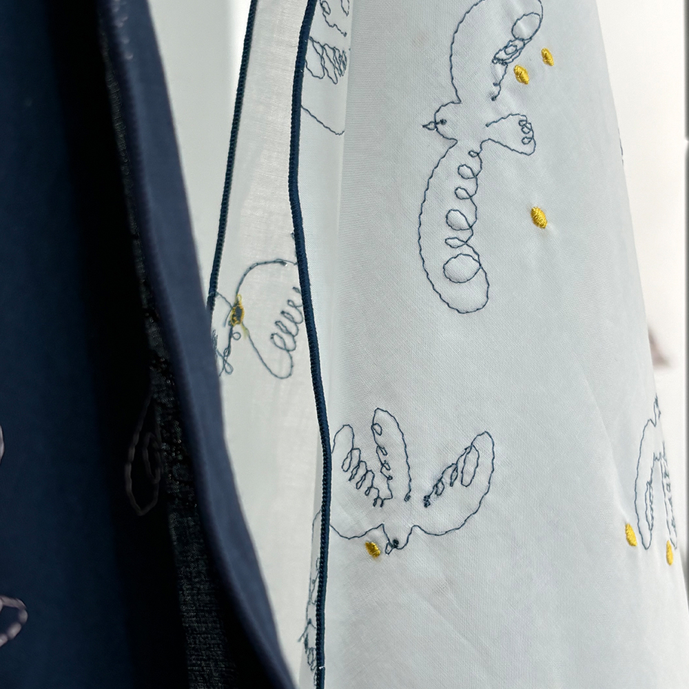 원사이즈핏츠올 슬로우 스티치드 버드 스카프 화이트 네이비(onesizefitsall Slow Stitched Bird Scarf White Navy) - 4