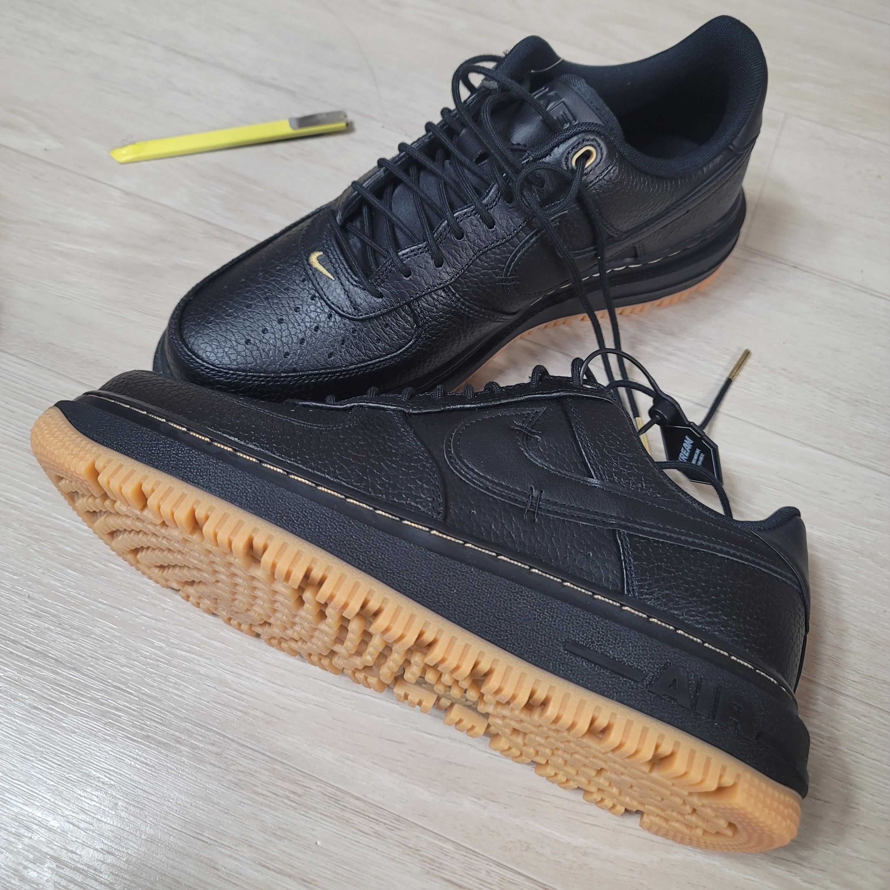 Nike Air Force 1 Luxe Black 착용 스타일 - 1