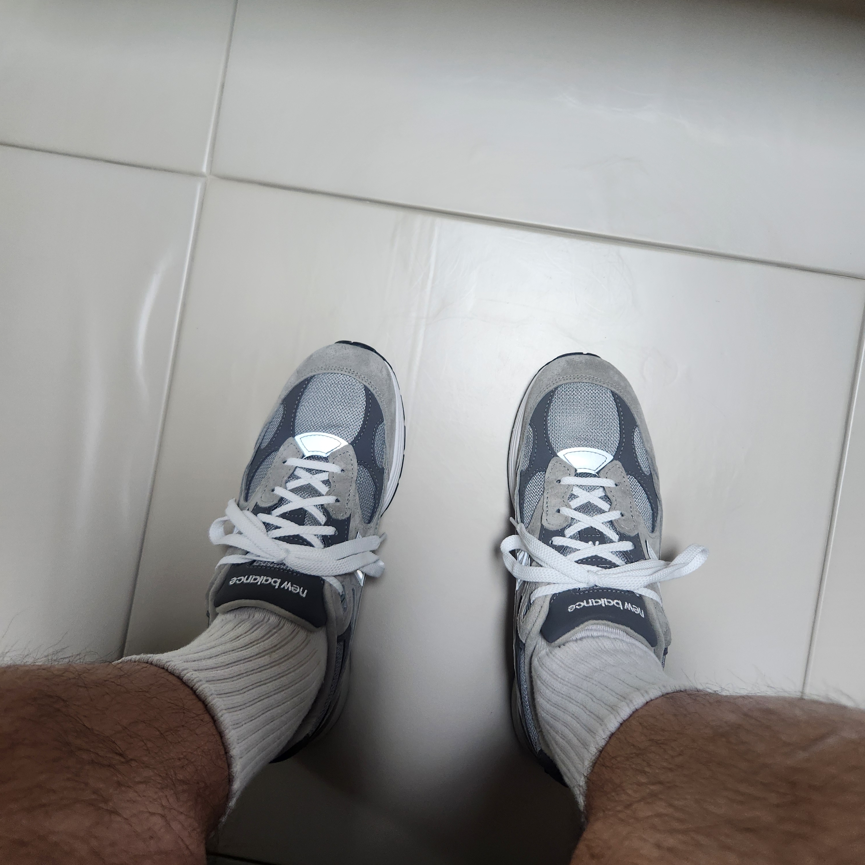New Balance 992 Made in USA Core Grey Silver Metallic 착용 스타일 - 2