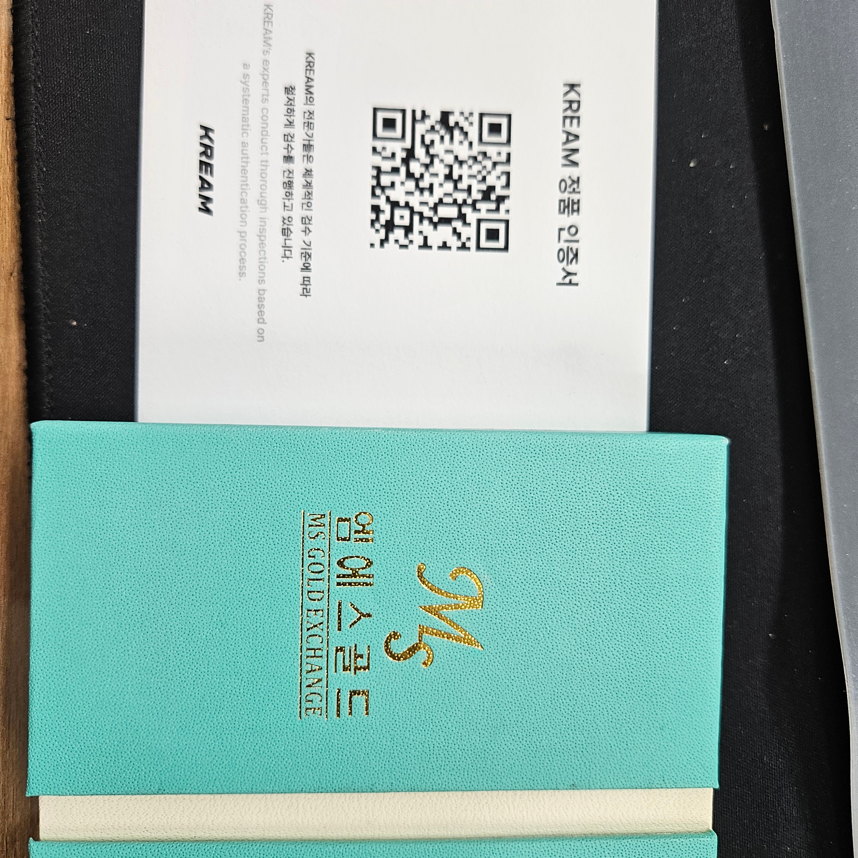 Gold The Three Major Hallmarks Gold Bar 3.75g (Random Design) 착용 스타일