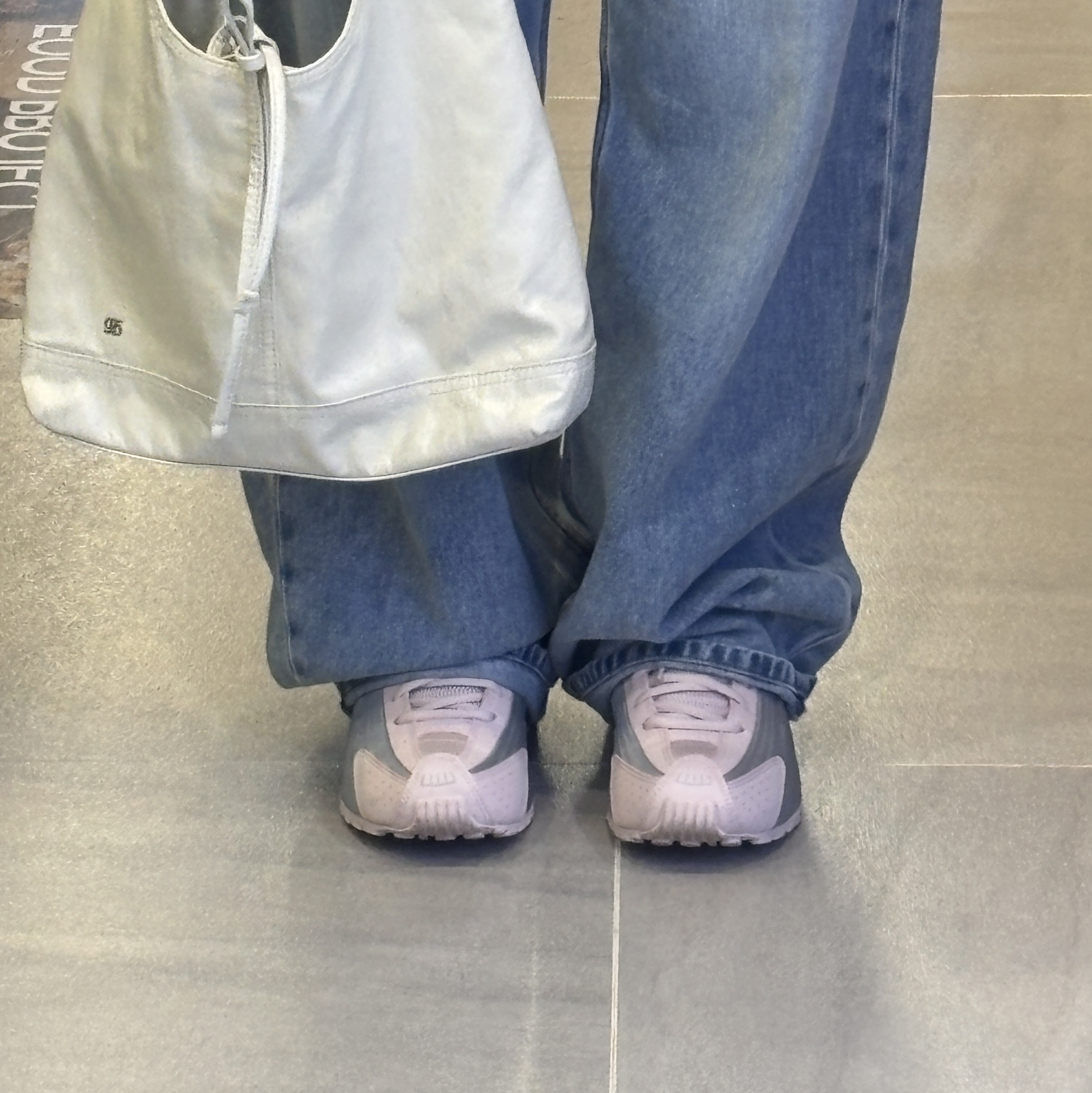 (W) Nike Shox R4 Barely Rose Metallic Platinum 착용 스타일