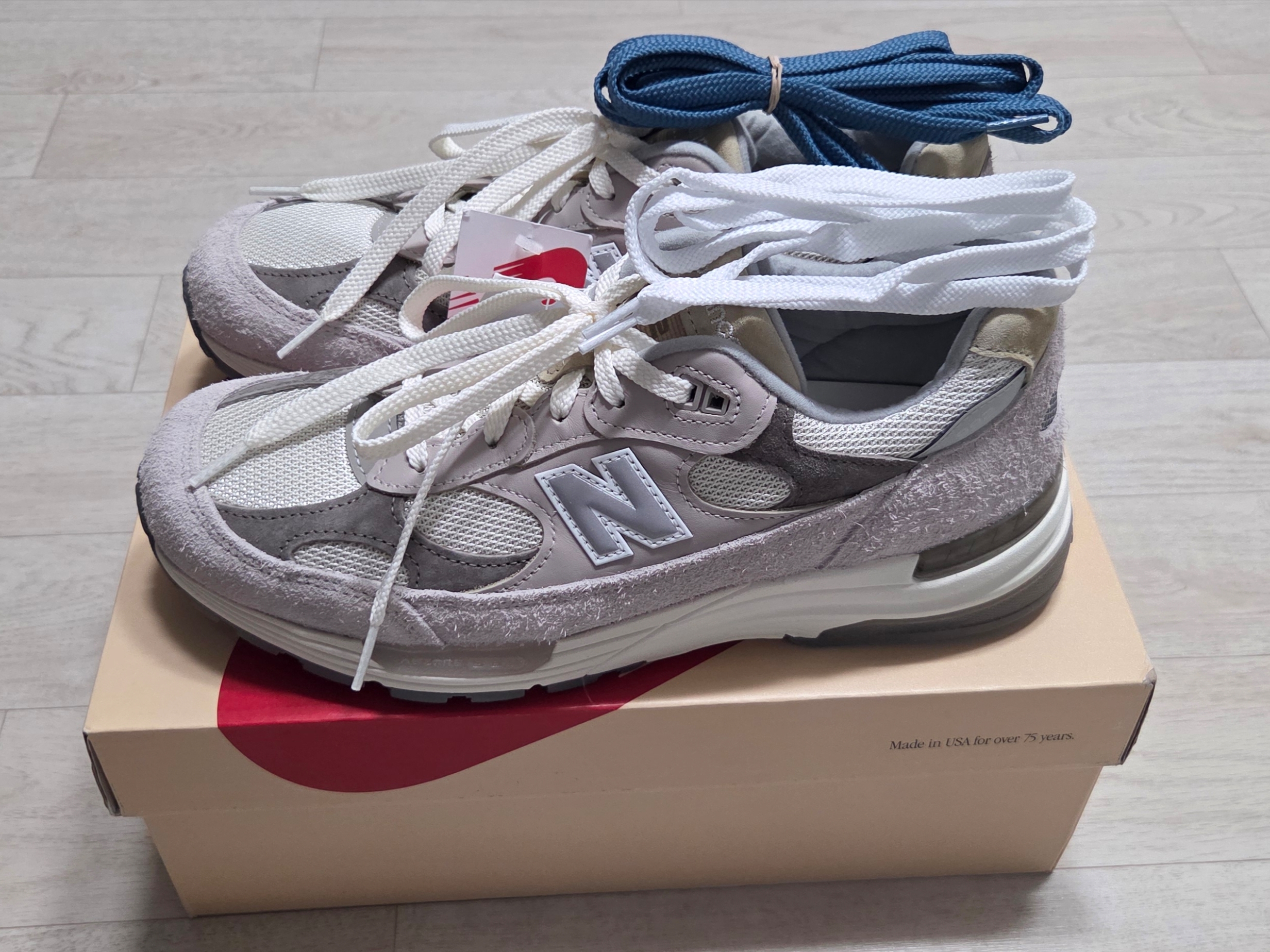 New Balance 992 Made in USA Moonrock Mushroom, New Balance 992 Made in USA Core Black Grey 착용 스타일 - 2
