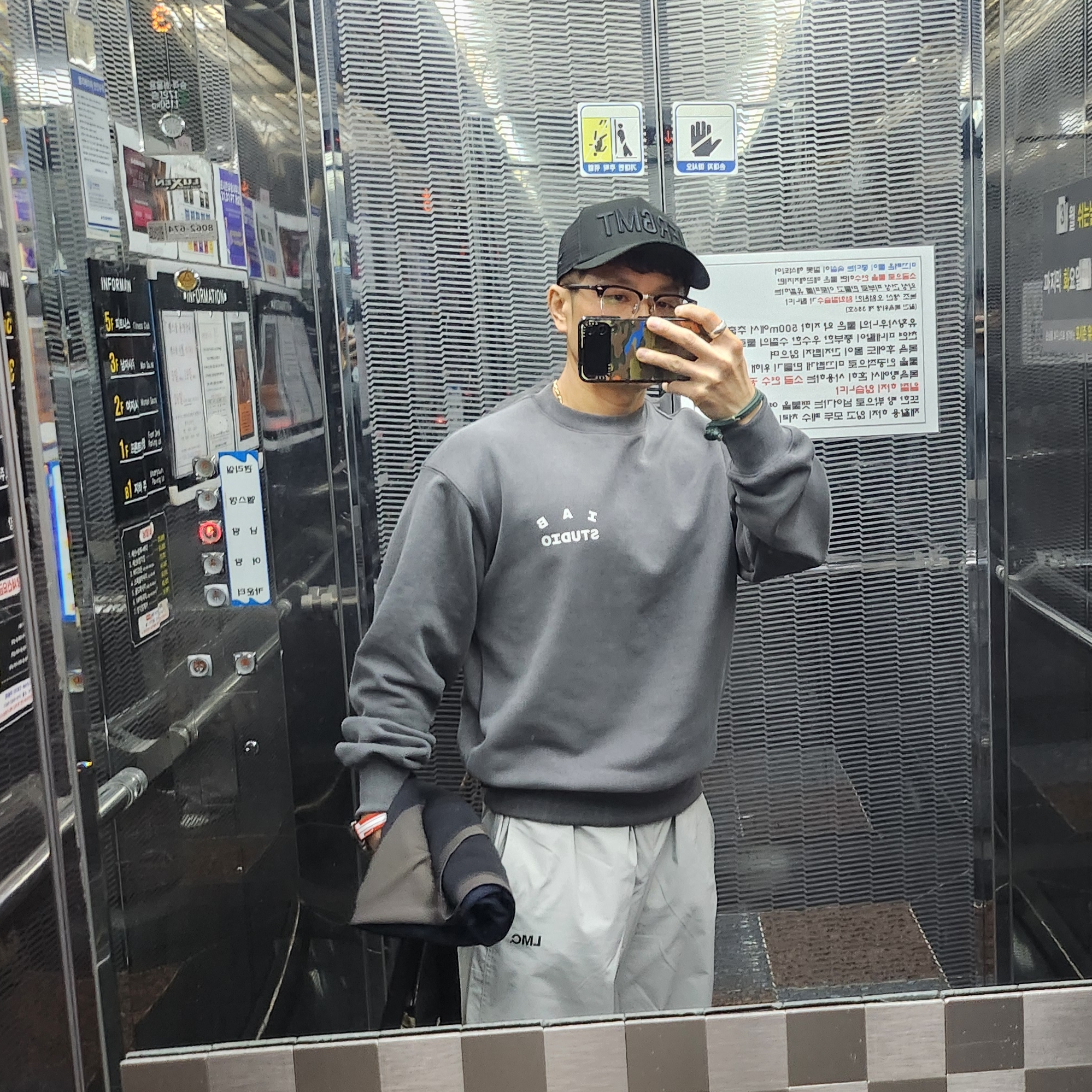 IAB Studio IAB Damaged Logo Sweatshirt Charcoal 착용 스타일