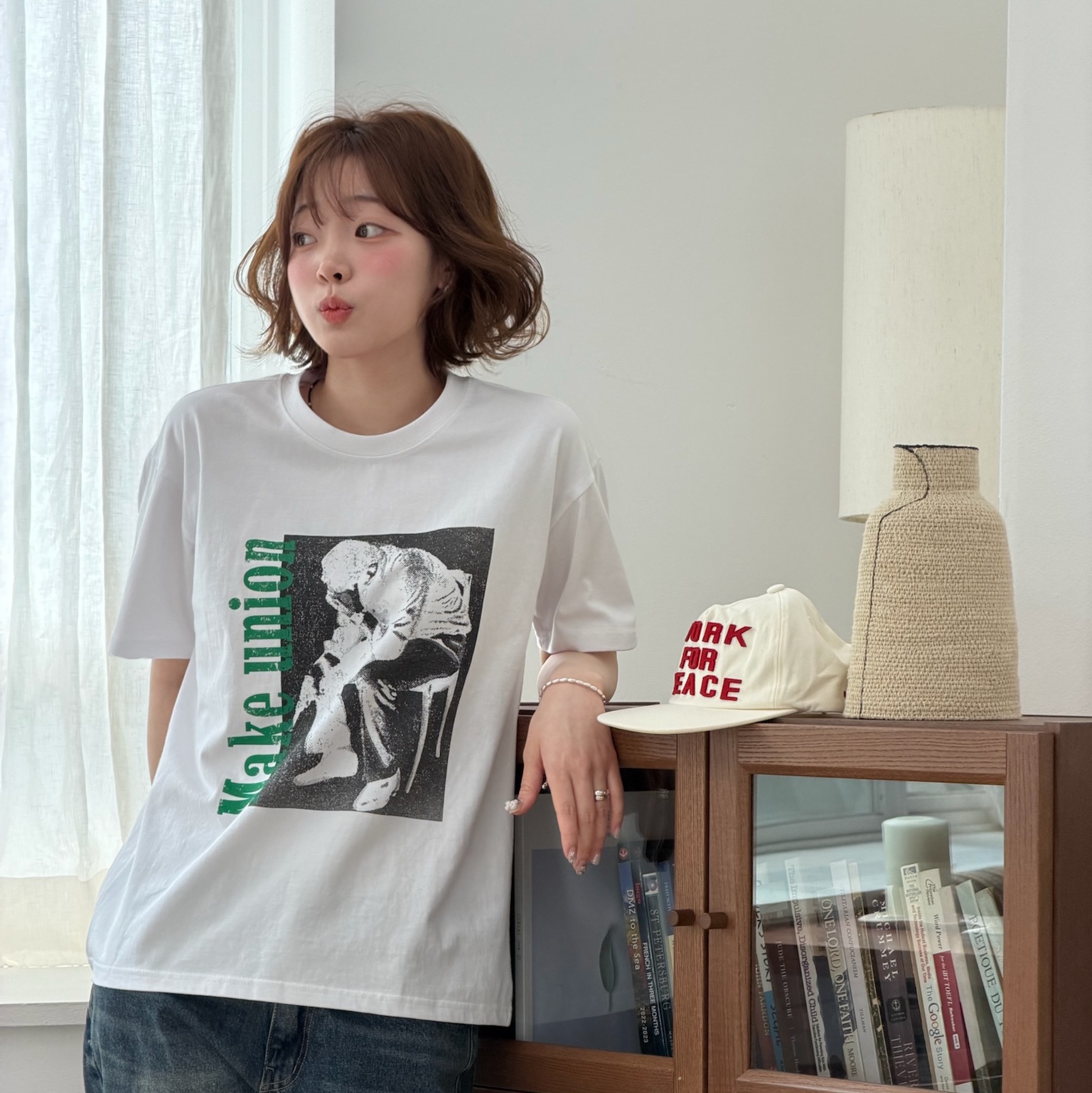 AMOU Trouble Half T-Shirts White, AMOU Trouble Half T-Shirts Gray 착용 스타일 - 1