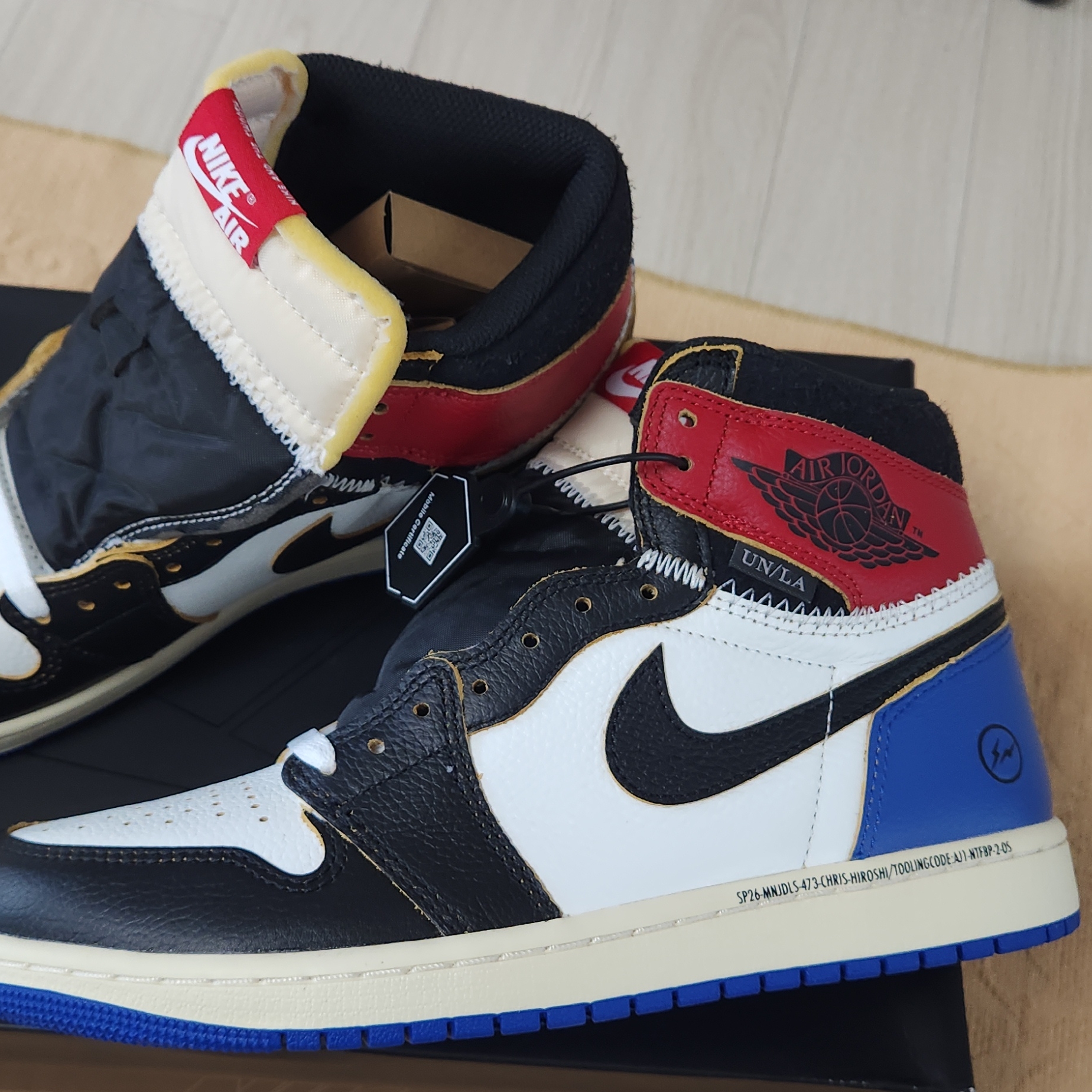 Jordan 1 x Fragment x Union LA Black and Varsity Red 착용 스타일 - 7