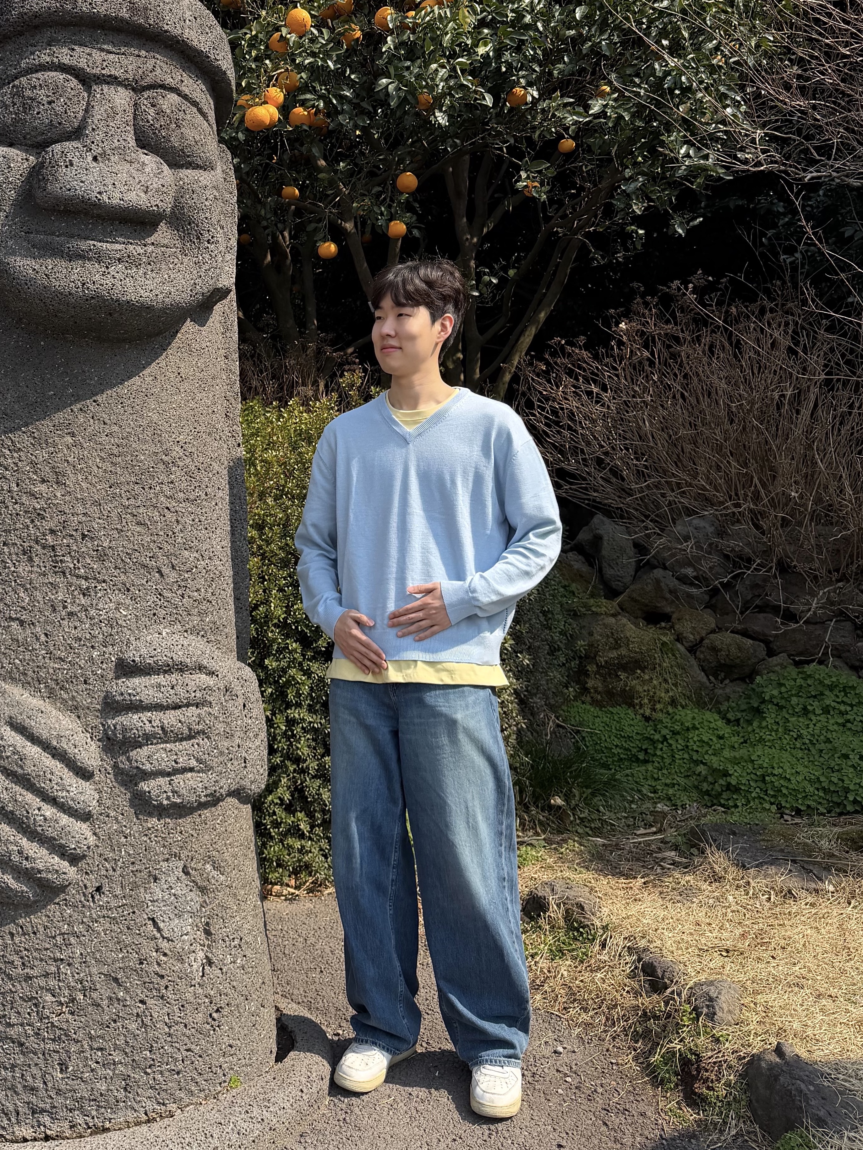 noun Soft Round T-Shirts Yellow, Noun Crop V Neck Knit Sky Blue 착용 스타일 - 3