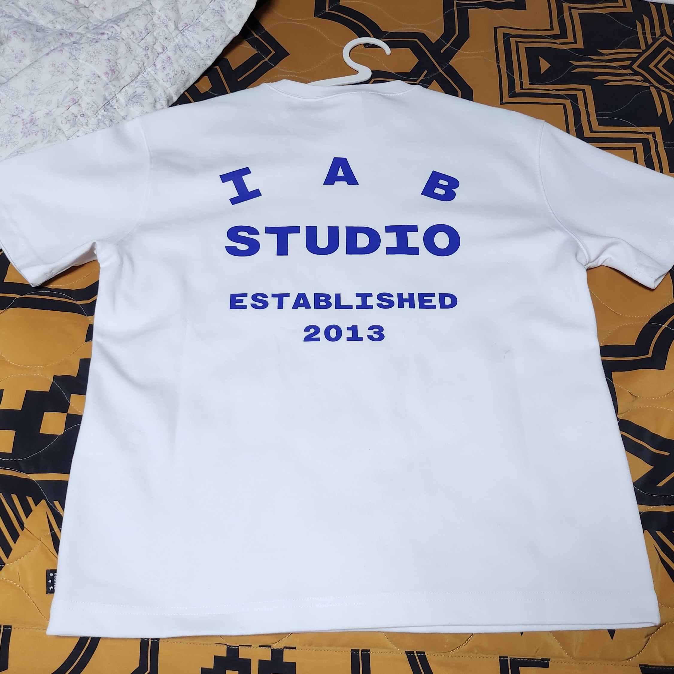 IAB Studio 26 IAB T-Shirt White Navy, IAB Studio 26 IAB T-Shirt Charcoal White 착용 스타일 - 2