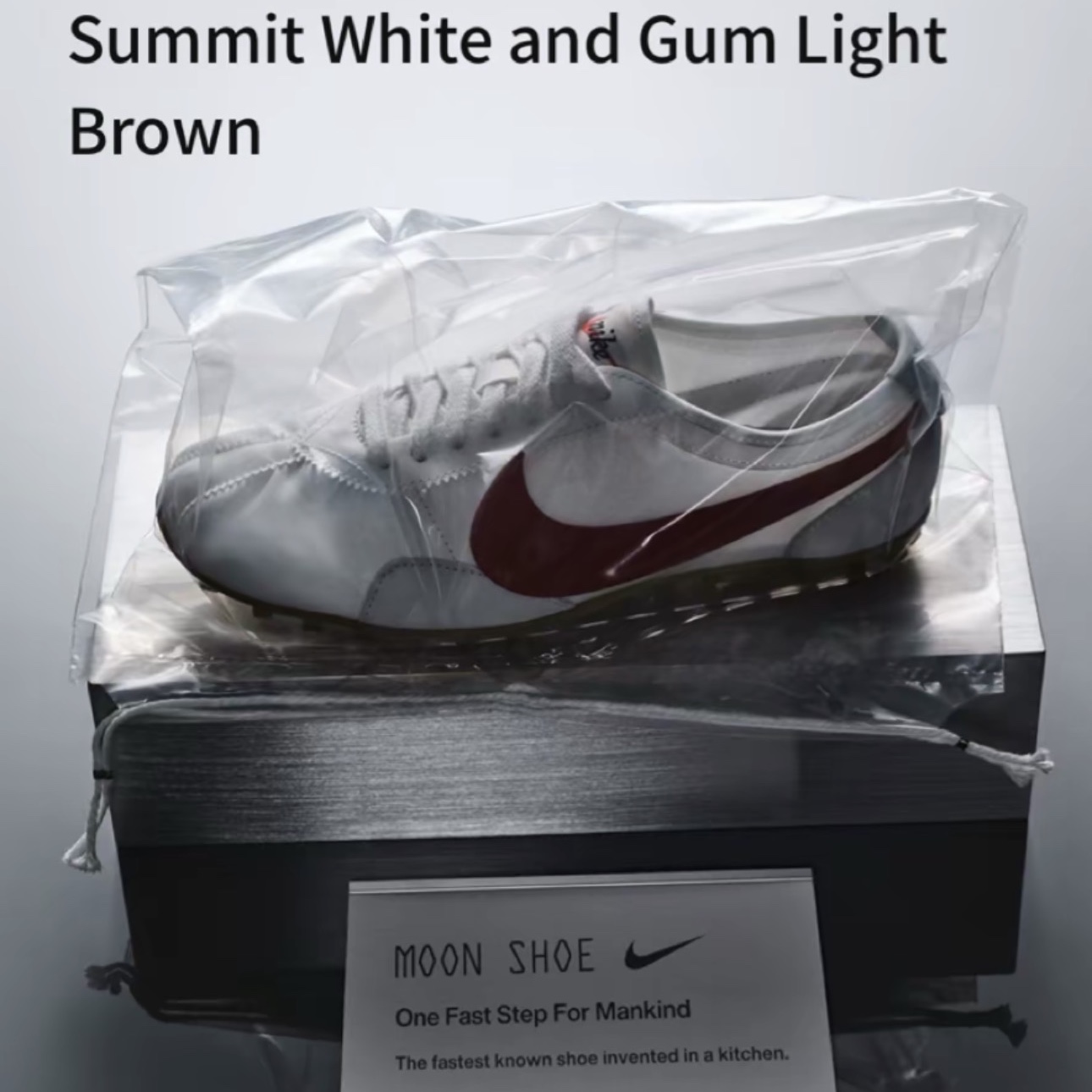 (W) Nike Moon Shoe Summit White Team Crimson 착용 스타일 - 1