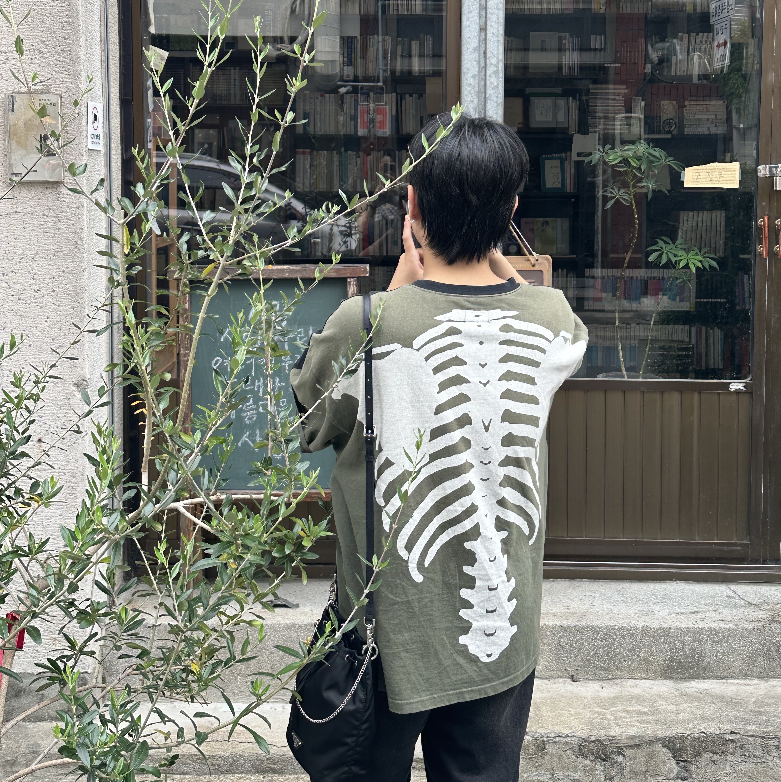Kapital Cotton Sheeting Two Tone Big Pocket Bone T-Shirt Black Khaki, Prada Re-Nylon Drawstring Pouch Black 착용 스타일