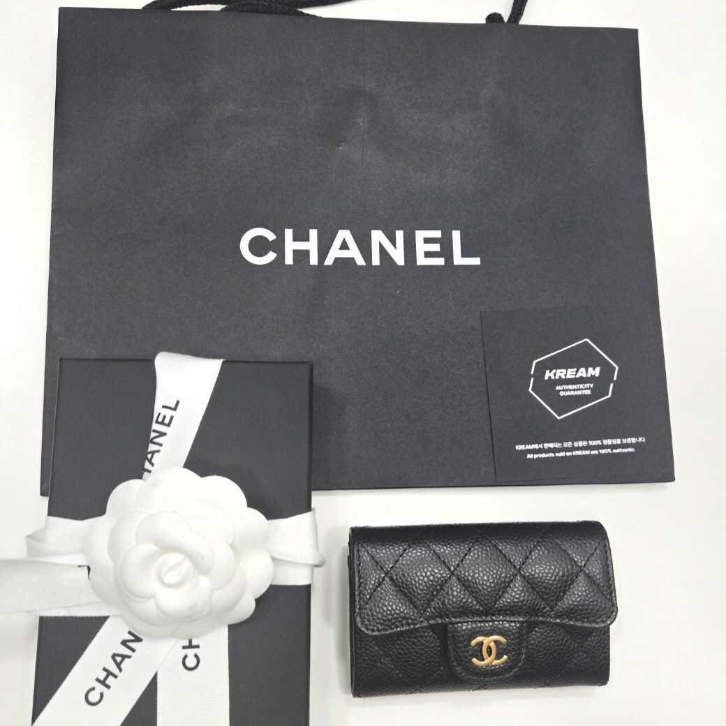 Chanel Classic Card Holder Grained Calfskin & Gold Black 착용 스타일 - 1