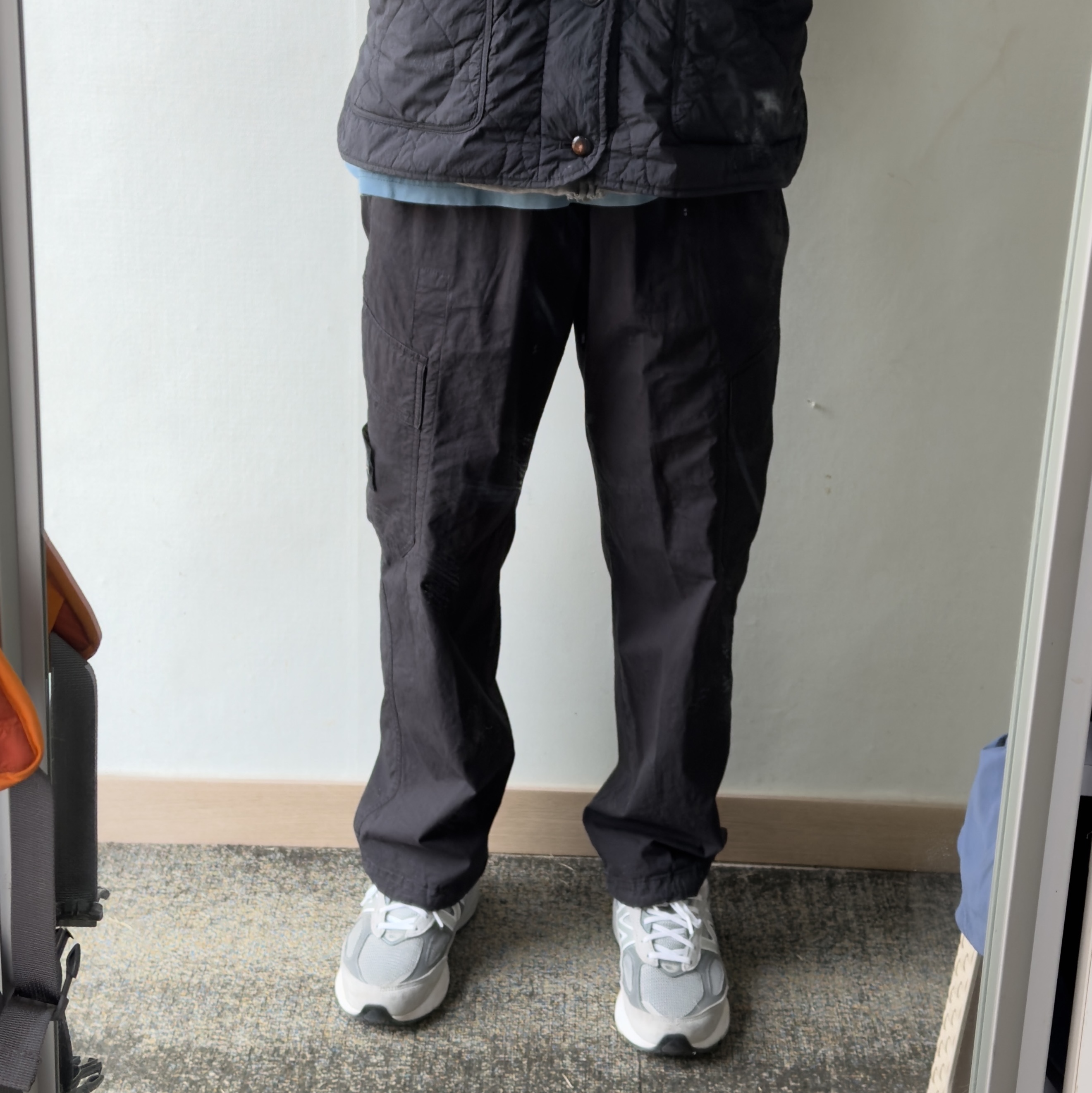 Stone Island 3100022 Mil-Spec Stretch Ripstop-TC Loose Fit Cargo Trousers with Drawstring Cuffs Black - 25SS 착용 스타일 - 1