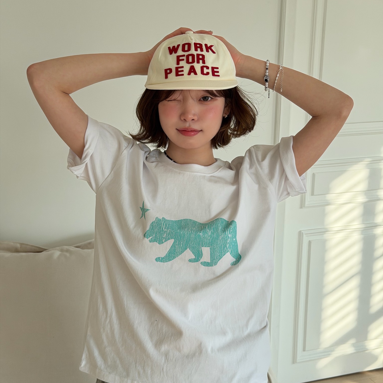 AMOU Cali Bear Half T-Shirts White, AMOU Cali Bear Half T-Shirts Gray 착용 스타일 - 4