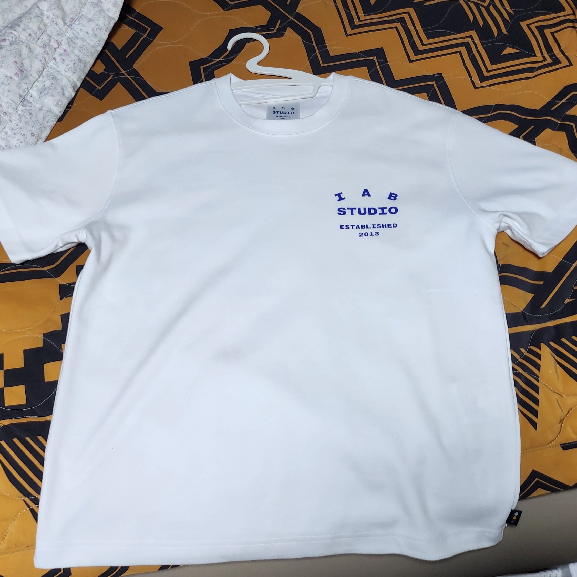IAB Studio 26 IAB T-Shirt White Navy, IAB Studio 26 IAB T-Shirt Charcoal White 착용 스타일 - 1