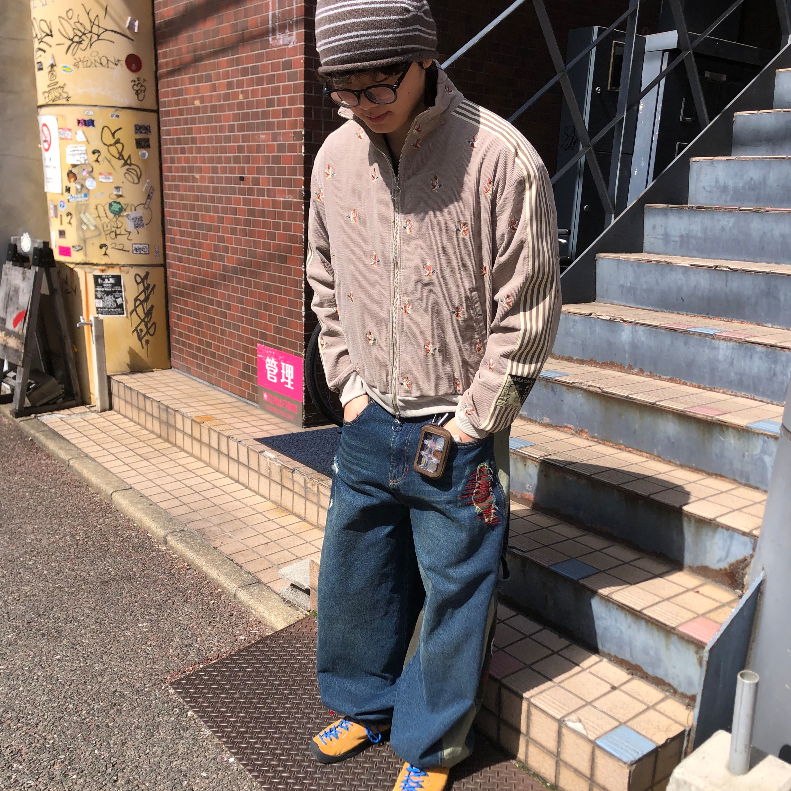 Kapital 11W Stretch Corduroy Duck Embroidery Track Jacket Banner Stripe Gray Beige, Keen Jasper Suede Sneakers Camel 착용 스타일