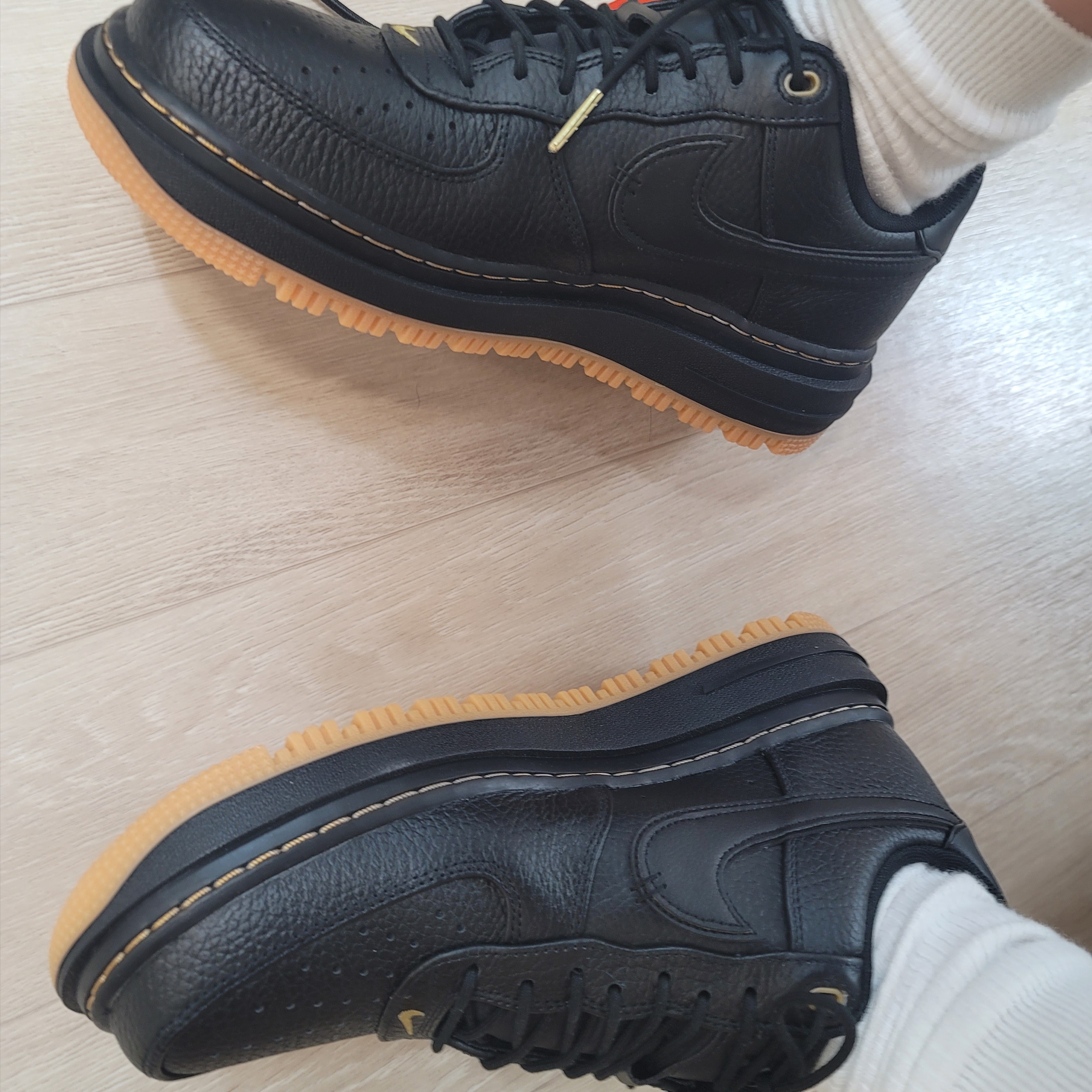 Nike Air Force 1 Luxe Black 착용 스타일 - 4