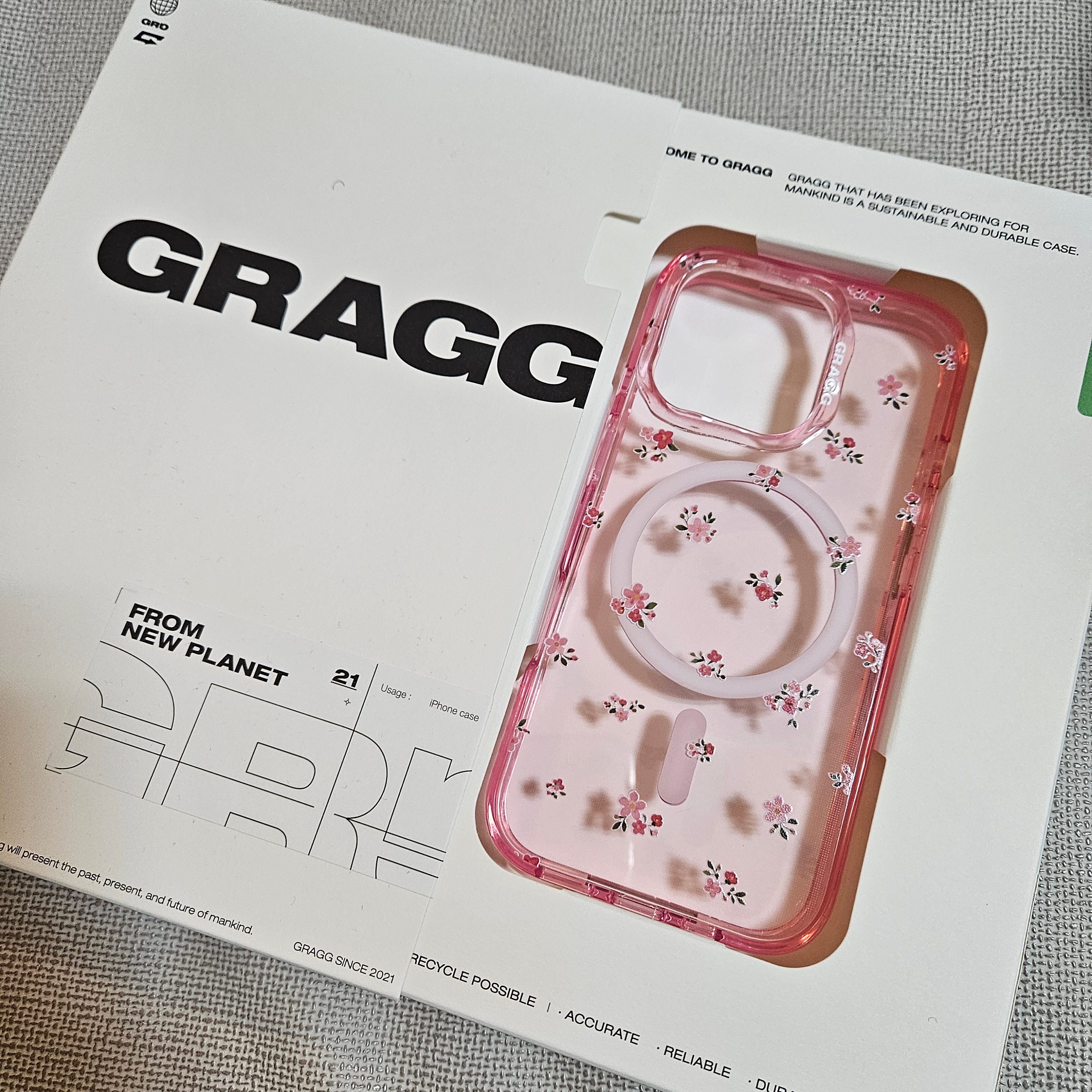 GARGG MAGSAFE LAYERS FRAME CASE CLEAR PINK - SOFT BLOOM 착용 스타일