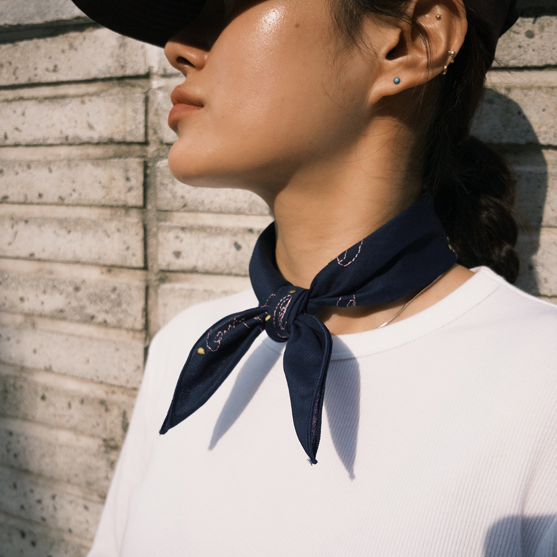 원사이즈핏츠올 슬로우 스티치드 버드 스카프 네이비 핑크(onesizefitsall Slow Stitched Bird Scarf Navy Pink) - 2